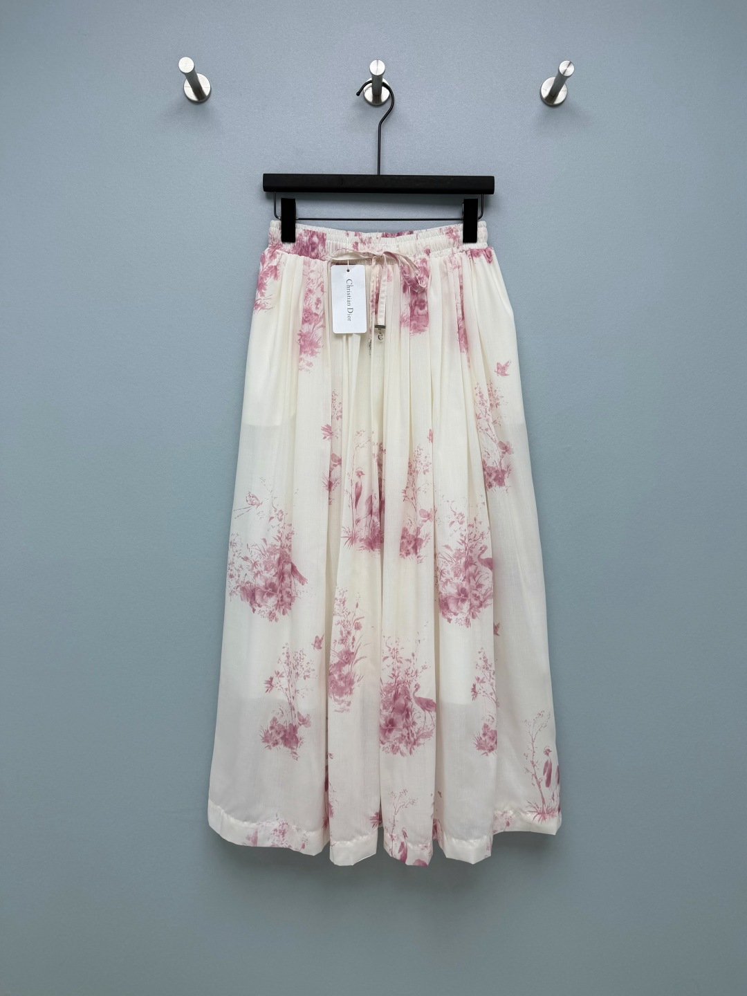 NO:830799,Dio*26 new pink printed skirt  The creamy white base is paired with pink plant flower and bird prints, like wearing a French retro garden, with a gentle and romantic atmosphere. The low saturation pink tone is gentle and elegant. The yellow and black leather can easily control the elastic waist + A-line large skirt. The huge hidden body looks slim, and the pear-shaped figure can instantly transform into a paper figure CD metal pendant.  2 colors and 4 codes SMLXLB, Dior-clothing, dior, dior, skirts,19860909Dio*26新款粉色印花半裙 奶白底搭配粉色调植物花鸟印花,像把法式复古花园穿在身上,自带温柔浪漫氛围,低饱和粉色调温柔又显气质,黄黑皮也能轻松驾驭松紧腰+A字大裙摆,巨藏肉巨显瘦,梨形身材穿上秒变纸片人CD金属吊饰细节拉满,低调又贵气,日常穿也完全不夸张搭配白T就是清爽文艺少女,配吊带秒变约会氛围感美女,春夏穿它回头率超高！2色4码SMLXLB,迪奥-服装,dior,dior,skirts,,Women's clothing