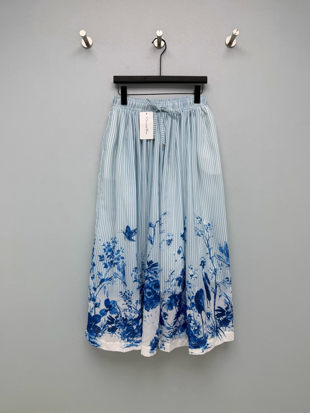 NO:830808,Dio* blue and white porcelain print skirt  Inspired by the classic blue and white porcelain, the blue and white plant flower print gradually fades from the skirt, with light blue vertical stripes, bringing a fresh and artistic Jiangnan atmosphere. It is refreshing when viewed from a distance and rich in details when viewed up close. It comes with a Jiangnan smoke filter, and the vertical stripes + gradient dyeing design directly enshrines the gods. The elastic waist + A-line large skirt makes the huge body look slimmer, and the pear-shaped figure can instantly transform into a Paper Man CD metal pendant with full details. It is low-key and noble, and it is not exaggerated at all for daily wear.  Paired with a white T-shirt, you will look like a refreshing and artistic girl. With a suspender belt, you can instantly transform into a holiday style. Wearing it in summer will make you turn heads!  2 colors and 4 codes SMLXLB, Dior-clothing, dior, dior, skirts,19860909Dio*青花瓷印花半裙 以经典青花瓷为灵感,蓝白植物花卉印花从裙摆处渐变晕染,搭配浅蓝竖条纹,自带清新文艺的江南氛围感,远看清爽,近看细节丰富.自带江南烟雨滤镜,竖条纹+渐变晕染设计直接封神松紧腰+A字大裙摆,巨藏肉巨显瘦,梨形身材穿上秒变纸片人CD金属吊饰细节拉满,低调又贵气,日常穿也完全不夸张 搭配白T就是清爽文艺少女,配吊带秒变度假风,夏天穿它回头率超高！2色4码SMLXLB,迪奥-服装,dior,dior,skirts,,Women's clothing