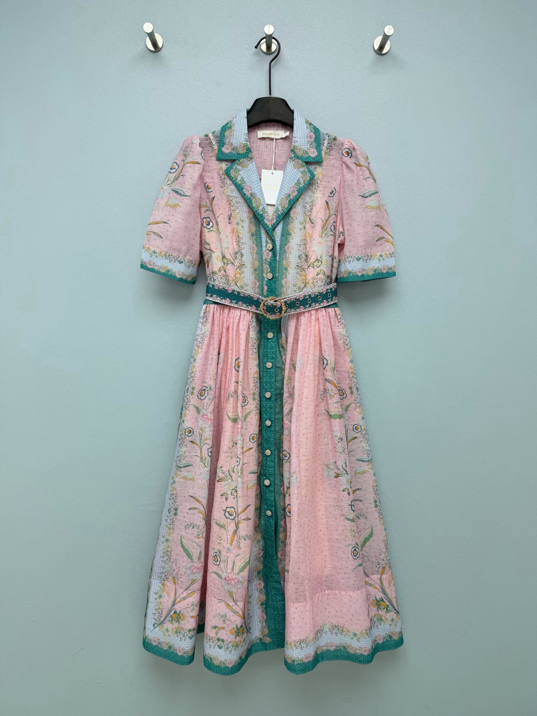 NO:830826,Zimmerman*26 new retro printed waist shirt skirt (long style)  Exquisite plant and flower prints, with a soft mist-like background, make you look like you are wearing a 19th-century oil painting on your body. The suit lapel + puffed short-sleeved shirt-style design comes with a carved belt of the same color, which can easily slim your waist. The diamond-encrusted buttons on the placket and belt are low-key and eye-catching.  Expensive, wearing it in spring brings a relaxed and high-end retro atmosphere. This is the ceiling of floral skirts ~ 4 colors and 4 sizes SMLXLB, Zimmerman-clothing, skirts, shirts, T-shirt, business  suit,19860909Zimmerman*26新款复古印花收腰衬衫裙（长款） 精致的植物花卉印花,搭配柔雾感的底色,像把19世纪的油画穿在了身上西装翻领+泡泡短袖的衬衫式设计,自带同色系雕花腰带,轻松收出小蛮腰,门襟和腰带上的镶钻纽扣,低调又显贵,把春天穿在了身上自带松弛又高级的复古氛围感,这才是碎花裙的天花板吧～4色4码SMLXLB,兹默曼-服装,skirts,shirts,T-shirt,business suit,,Women's clothing