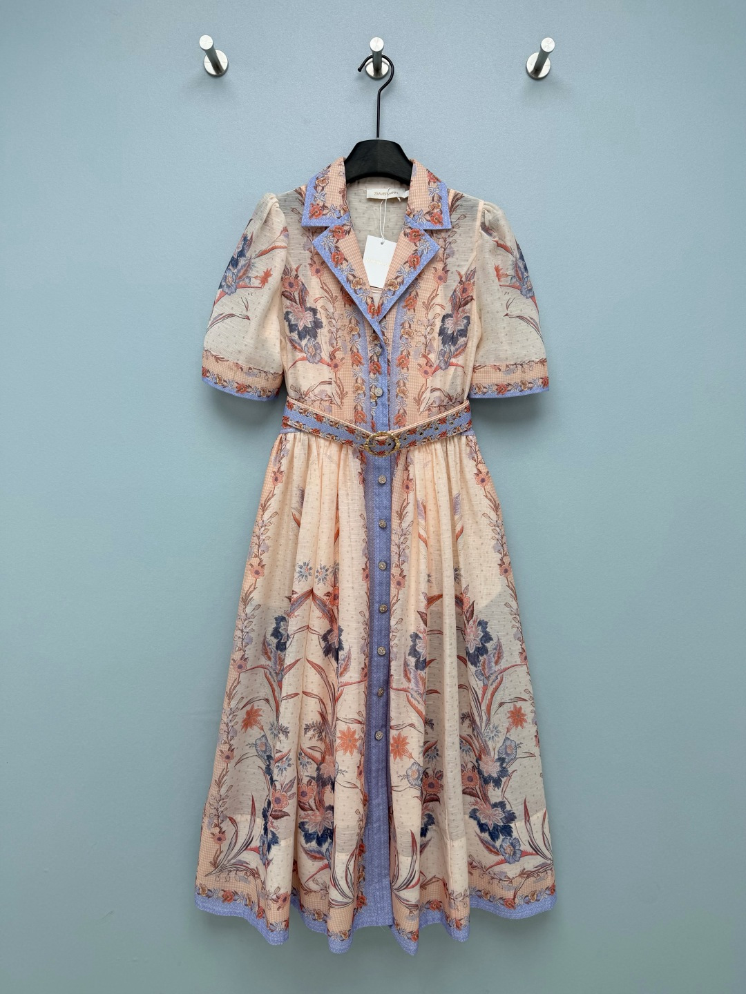 NO:830845,Zimmerman*26 new retro printed waist shirt skirt (long style)  Exquisite plant and flower prints, with a soft mist-like background, make you look like you are wearing a 19th-century oil painting on your body. The suit lapel + puffed short-sleeved shirt-style design comes with a carved belt of the same color, which can easily slim your waist. The diamond-encrusted buttons on the placket and belt are low-key and eye-catching.  Expensive, wearing it in spring brings a relaxed and high-end retro atmosphere. This is the ceiling of floral skirts ~ 4 colors and 4 sizes SMLXLB, Zimmerman-clothing, skirts, shirts, T-shirt, business  suit,19860909Zimmerman*26新款复古印花收腰衬衫裙（长款） 精致的植物花卉印花,搭配柔雾感的底色,像把19世纪的油画穿在了身上西装翻领+泡泡短袖的衬衫式设计,自带同色系雕花腰带,轻松收出小蛮腰,门襟和腰带上的镶钻纽扣,低调又显贵,把春天穿在了身上自带松弛又高级的复古氛围感,这才是碎花裙的天花板吧～4色4码SMLXLB,兹默曼-服装,skirts,shirts,T-shirt,business suit,,Women's clothing