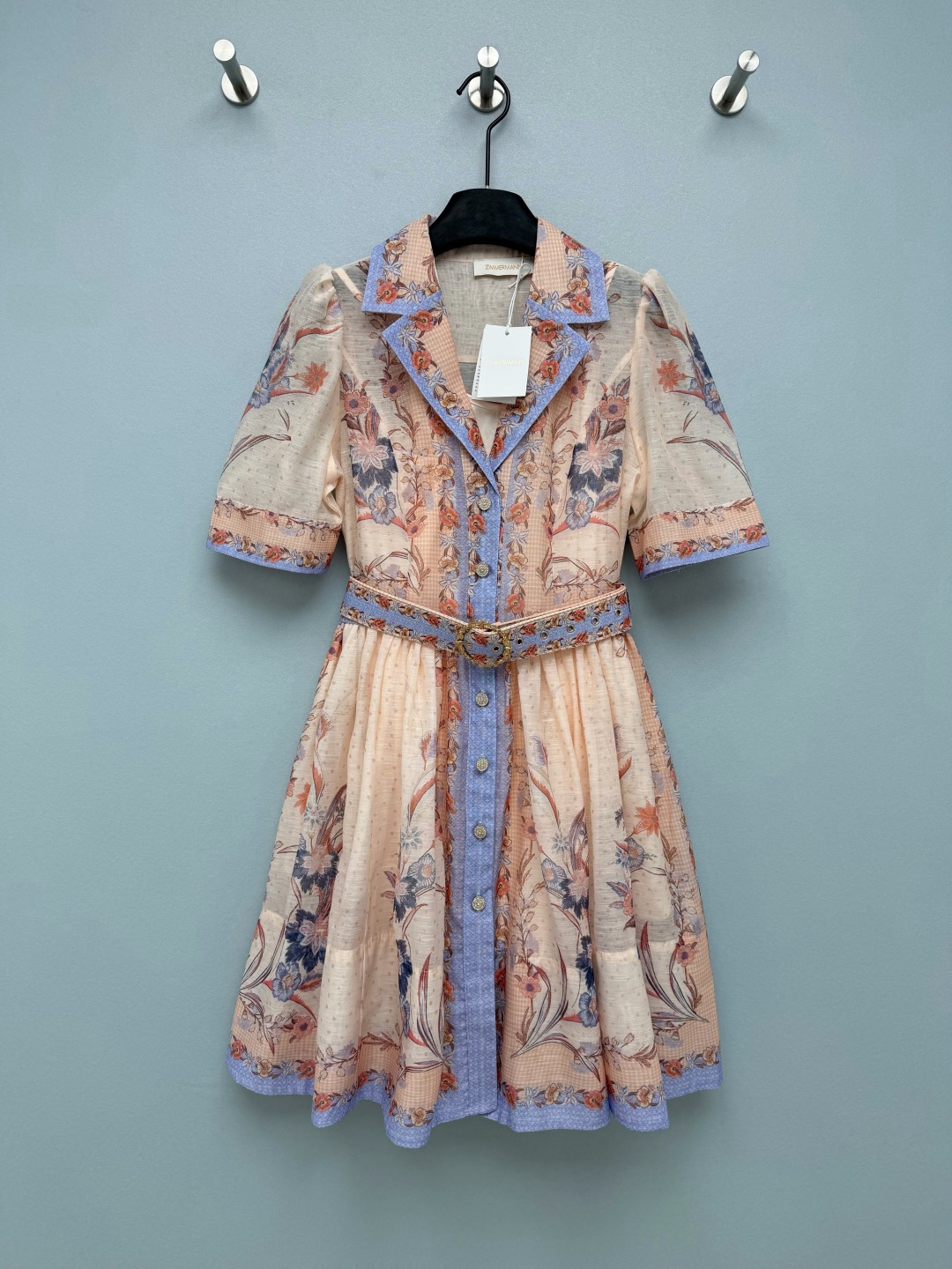 NO:830855,Zimmerman*26 new retro printed waist shirt skirt (short style)  Exquisite plant and flower prints, with a soft mist-like background, make you look like you are wearing a 19th-century oil painting on your body. The suit lapel + puffed short-sleeved shirt-style design comes with a carved belt of the same color, which can easily slim your waist. The diamond-encrusted buttons on the placket and belt are low-key and eye-catching.  Expensive, wearing it in spring brings a relaxed and high-end retro atmosphere. This is the ceiling of floral skirts ~ 4 colors and 4 sizes SMLXLB, Zimmerman-clothing, skirts, shirts, T-shirt, business  suit,19860909Zimmerman*26新款复古印花收腰衬衫裙（短款） 精致的植物花卉印花,搭配柔雾感的底色,像把19世纪的油画穿在了身上西装翻领+泡泡短袖的衬衫式设计,自带同色系雕花腰带,轻松收出小蛮腰,门襟和腰带上的镶钻纽扣,低调又显贵,把春天穿在了身上自带松弛又高级的复古氛围感,这才是碎花裙的天花板吧～4色4码SMLXLB,兹默曼-服装,skirts,shirts,T-shirt,business suit,,Women's clothing