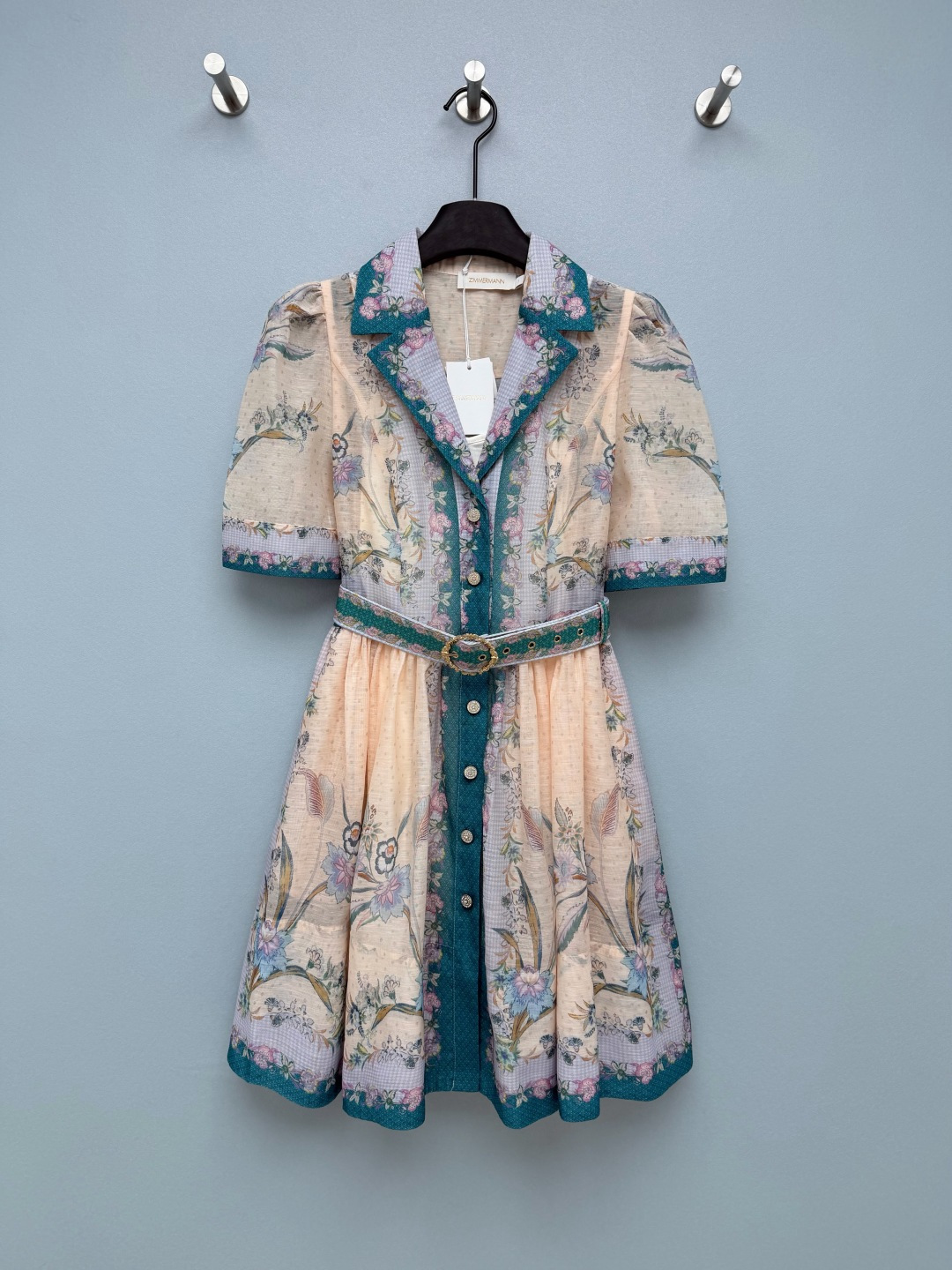 NO:830872,Zimmerman*26 new retro printed waist shirt skirt (short style)  Exquisite plant and flower prints, with a soft mist-like background, make you look like you are wearing a 19th-century oil painting on your body. The suit lapel + puffed short-sleeved shirt-style design comes with a carved belt of the same color, which can easily slim your waist. The diamond-encrusted buttons on the placket and belt are low-key and eye-catching.  Expensive, wearing it in spring brings a relaxed and high-end retro atmosphere. This is the ceiling of floral skirts ~ 4 colors and 4 sizes SMLXLB, Zimmerman-clothing, skirts, shirts, T-shirt, business  suit,19860909Zimmerman*26新款复古印花收腰衬衫裙（短款） 精致的植物花卉印花,搭配柔雾感的底色,像把19世纪的油画穿在了身上西装翻领+泡泡短袖的衬衫式设计,自带同色系雕花腰带,轻松收出小蛮腰,门襟和腰带上的镶钻纽扣,低调又显贵,把春天穿在了身上自带松弛又高级的复古氛围感,这才是碎花裙的天花板吧～4色4码SMLXLB,兹默曼-服装,skirts,shirts,T-shirt,business suit,,Women's clothing