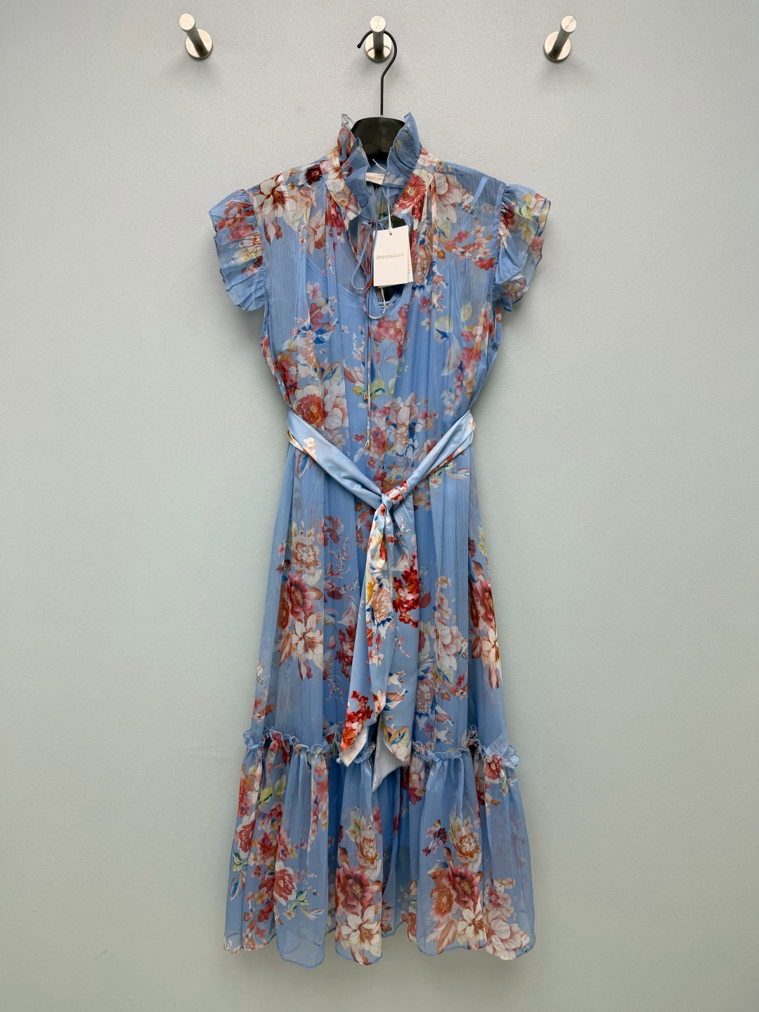 NO:830881,ZIMMERMA*26 new purple-toned printed silk scarf belt dress. The semi-transparent mesh texture is elegant and high-end. It feels slippery and feels very comfortable on the upper body. The haze blue background is paired with a large watercolor floral print. It is gentle and white, with a cool and bright atmosphere. It is not picky about skin color at all. The stand-up collar and earrings + tied V-neck make your face appear smaller as soon as you wear it, and it will become a right-angled shoulder in seconds. The flying sleeves and earrings perfectly cover the body, so sisters with thick arms can just close their eyes and enter.  Tie it with the same fabric belt, pinch out the waistline directly, and the belly and hip width are completely invisible. The layered lotus leaf skirt makes the wind look super cool when you walk, and it will look great when taking photos. It has a holiday atmosphere on the ceiling!  Solid color size 4 SMLXLB, Zimmerman-clothing, skirts,19860909ZIMMERMA*26新款紫调印花丝巾腰带连衣裙 半透网纱质感飘逸又高级,摸起来滑溜溜的,上身巨舒服 雾霾蓝底色搭配水彩感大花卉印花,温柔又显白,自带清冷又明媚的氛围感,完全不挑肤色 立领木耳边+系带V领,一穿直接显脸小,秒变直角肩 飞袖木耳边完美遮住拜拜肉,手臂粗姐妹直接闭眼入 同面料腰带一系,直接把腰线掐出来,小肚腩、胯宽全隐形 分层荷叶摆裙摆,走路带风都超仙,拍照巨出片 度假氛围感天花板！单色4码SMLXLB,兹默曼-服装,skirts,,Women's clothing