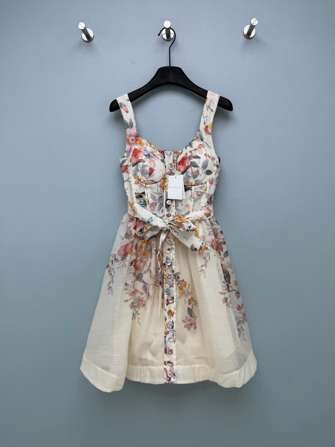 NO:830898,Zimmerman*26 new flower and bird print suspender skirt (short style) French retro light luxury style, combining natural flower and bird elements with elegant silhouette, full of spring romance  The off-white background + pink orange flower clusters and bird prints are like rubbing the gentle picture of the spring forest into the fabric. The linen blended texture is light and breathable, and you can walk with wind~ Bra-style tailoring + belt of the same color, the waist is slim and retro and refined. The elasticated back design is comfortable and fits the body shape. Sisters with pear-shaped figures close their eyes!  Wear it on dates, picnics, and vacations. It will directly fill the atmosphere. Taking photos will make you feel like you are in Monet's garden. Monochrome size 4 SMLXLB, Zimmerman-clothing, skirts,19860909Zimmerman*26新款花鸟印花吊带裙（短款）法式复古轻奢风,将自然花鸟元素与优雅版型结合,充满春日浪漫气息 米白底色+粉橙花簇与飞鸟印花,像把春日林间的温柔画卷揉进面料里,亚麻混纺的肌理感轻盈透气,走路都带着风～胸衣式剪裁+同色系腰带,收腰显瘦又复古精致,后背松紧打揽设计舒服又贴合身形,梨形身材姐妹闭眼冲！约会、野餐、度假穿它,氛围感直接拉满,拍照超出片,仿佛置身莫奈的花园里 单色4码SMLXLB,兹默曼-服装,skirts,,Women's clothing
