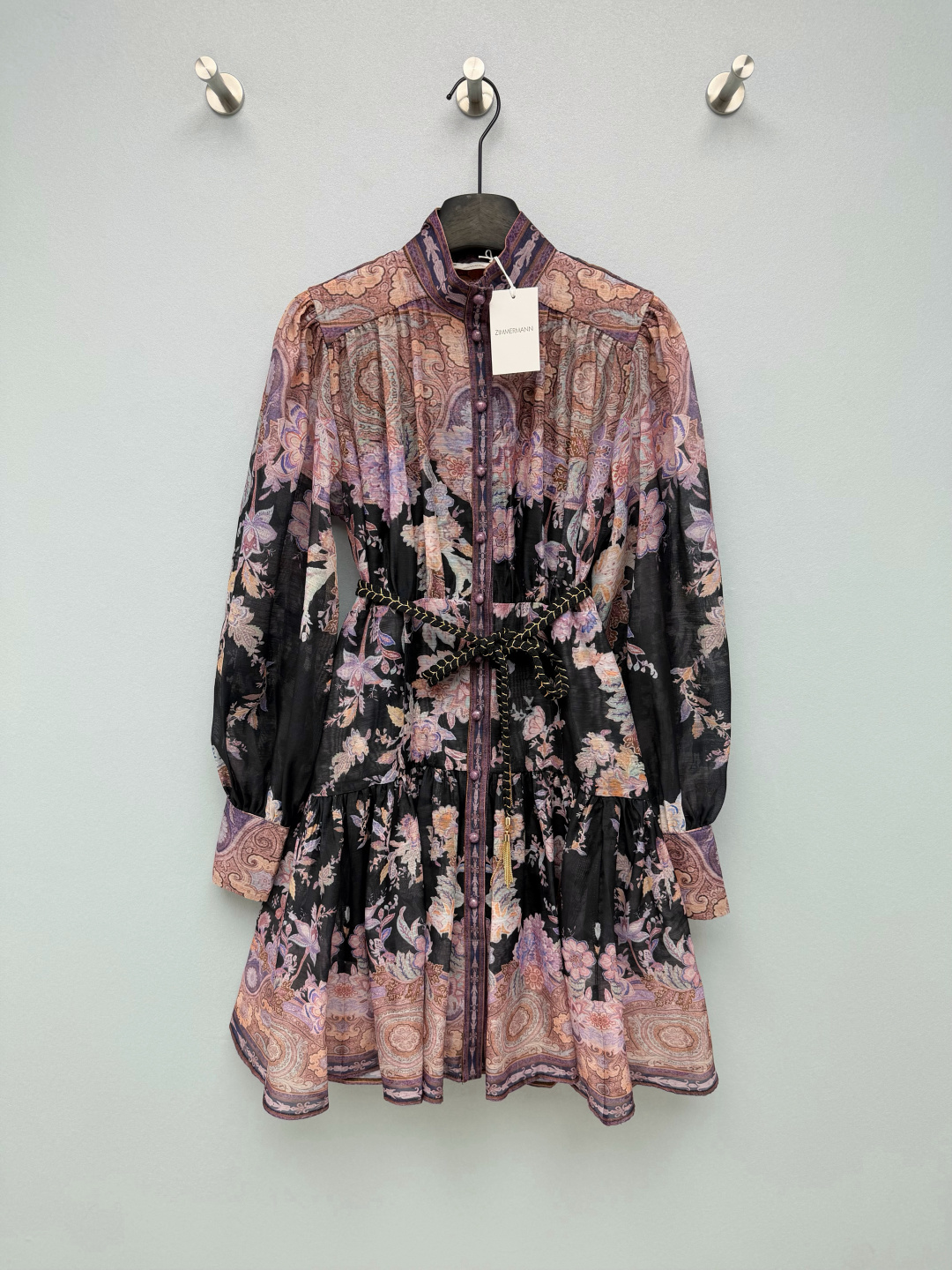 NO:830907,Zimmerman's latest retro paisley print dress uses black as the base color, with purple, brown, and blue paisley patterns. It has an exotic retro style. The color is high-end and not picky, and it has an oil painting texture. Stand collar + puff long sleeve design  The retro stand-up collar modifies the neck line, the puff sleeves hide the flesh and have a palace feel, the contrasting color stitching on the cuffs echoes the overall print, and is full of details. Waist + A-line skirt, with pleated waist, and a woven belt of the same color. The short A-line skirt is lively and reduces age, making you look taller and slimmer. It has a sense of exotic oil painting, the color is gentle and advanced, and can be easily controlled by yellow skin!  Solid color size 4 SMLXLB, Zimmerman-clothing, skirts,19860909Zimmerman*新款复古佩斯利印花连衣裙 以黑色为底色,搭配紫、棕、蓝调的佩斯利纹样,自带异域复古风情,配色高级不挑皮,自带油画质感.立领+泡泡长袖设计 复古立领修饰颈部线条,泡泡袖藏肉又自带宫廷感,袖口撞色拼接呼应整体印花,细节感拉满.收腰+A字裙摆,自带抽褶收腰,搭配同色系编织腰带,短款A字裙摆活泼减龄,显高又显瘦,自带异域油画感,配色温柔又高级,黄皮也能轻松驾驭！单色4码SMLXLB,兹默曼-服装,skirts,,Women's clothing