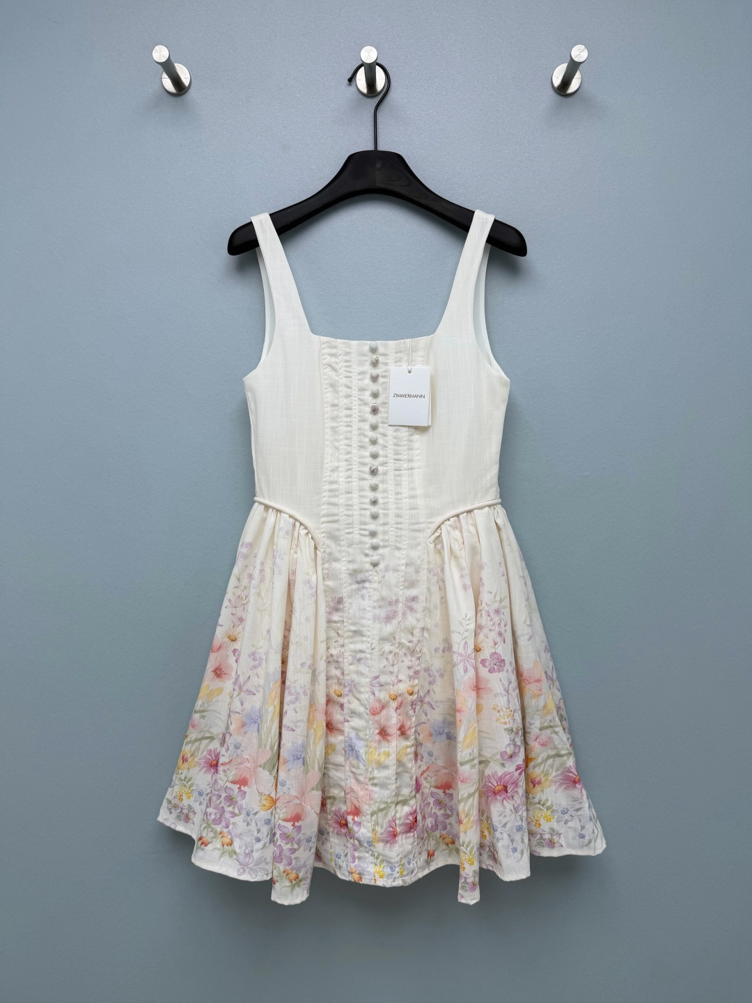 NO:830913,Zimmerma*26 new watercolor flower suspender tutu skirt with milky white background and soft mist watercolor flower print. The color combination of pink, purple, goose yellow and light blue is gentle and white. The cloth buttons on the upper body are full of details. The square collar and wide shoulder straps can also quietly modify the shoulder and neck lines.  The high waist + A-line fluffy skirt modifies the waist-to-hip ratio to perfection. The linen blended fabric is breathable and has a muscular feel, and will not collapse at all. The skirt has a flexible curvature when walking around, like a girl walking out of an oil painting~ The spring oil painting skirt that has been popular!  A floral suspender skirt that’s gentle to the core!  Solid color size 4 SMLXLB, Zimmerman-clothing, skirts,19860909Zimmerma*26新款水彩花卉吊带蓬蓬裙 奶白底色搭配柔雾水彩花卉印花,粉紫、鹅黄、浅蓝的配色温柔又显白,上半身的包布纽扣细节感拉满,方领宽肩带还能悄悄修饰肩颈线条. 高腰收腰+A字蓬蓬裙摆,把腰臀比修饰得绝绝子,亚麻混纺面料透气又自带筋骨感,完全不会软塌,走动时裙摆自带灵动弧度,像从油画里走出来的少女~ 被问爆的春日油画裙！温柔到骨子里的碎花吊带裙！单色4码SMLXLB,兹默曼-服装,skirts,,Women's clothing