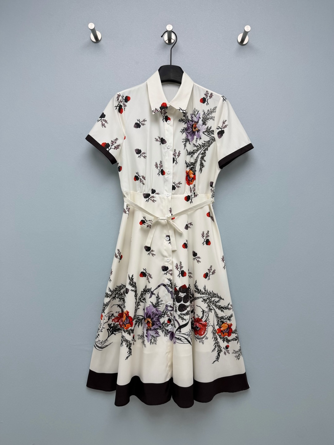 NO:830865,Dio*26 new French retro floral print short-sleeved dress with bow belt. Off-white background with retro floral print. Red, purple and orange flowers with black branches and leaves, romantic and artistic. The black contrast hem of the skirt enhances the overall sophistication, simple and advanced. Front button design  The classic shirt collar + short sleeve design is neat and gentle; paired with a belt of the same color, it can easily create a high waistline and optimize body proportions; the large A-line skirt can hide problems such as wide hips and thick legs, while also creating an elegant and flexible atmosphere!  Monochrome size 3 SMLAW, Dior-clothing, dior, dior, skirts, shirts, T-shirt,19860909Dio*26新款法式复古花卉印花短袖连衣裙 搭配蝴蝶结腰带 米白底色搭配复古花卉印花,红、紫、橙三色花朵搭配黑色枝叶,浪漫又有艺术感；裙摆的黑色撞色包边,提升整体精致度,简约又高级,前襟排扣设计 经典衬衫领+短袖设计,利落又不失温柔；搭配同色系腰带,轻松打造高腰线,优化身材比例；A字大裙摆,既能藏住胯宽、腿粗等问题,又自带飘逸灵动的氛围感！单色3码SMLAW,迪奥-服装,dior,dior,skirts,shirts,T-shirt,,Women's clothing