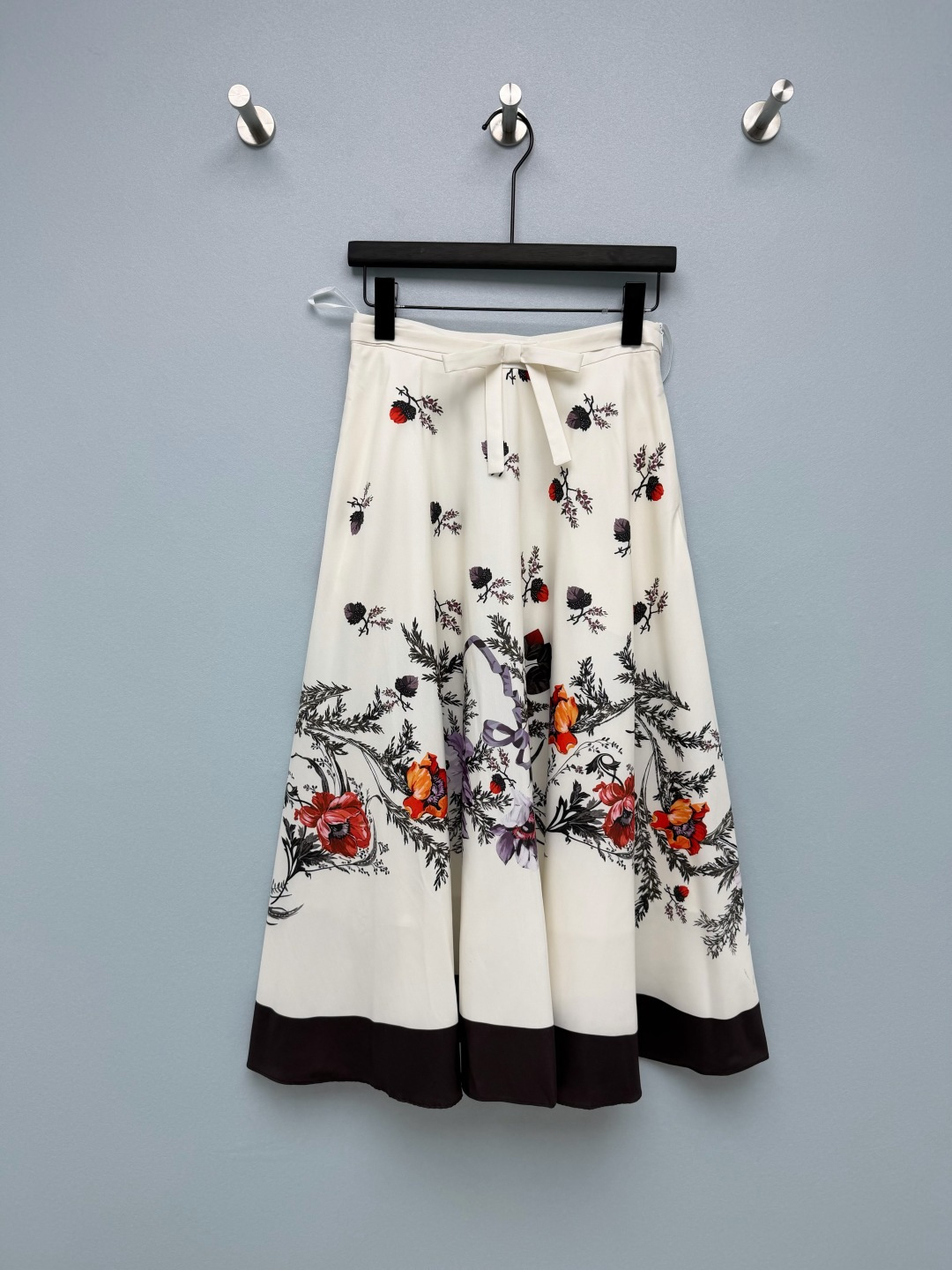 NO:830874,Dio*26 new French retro floral print A-line skirt, waist bow belt, off-white background with retro floral print, red, purple and orange flowers with black branches and leaves, romantic and artistic; the black contrast hem of the skirt enhances the overall sophistication, simple and advanced  High waist + A-line large skirt design, with high waistline to optimize body proportions, easily create a three-quarter figure; loose skirt can perfectly modify problems such as hip width, false hip width, thick legs, etc., very friendly to pear-shaped figures, and has an elegant and flexible atmosphere when walking. Monochrome 3-code SMLAW, Dior-clothing, dior, dior, skirts,19860909Dio*26新款法式复古花卉印花A字半身裙 腰头蝴蝶结腰带 米白底色搭配复古花卉印花,红、紫、橙三色花朵搭配黑色枝叶,浪漫又有艺术感；裙摆的黑色撞色包边,提升整体精致度,简约又高级 高腰+A字大裙摆设计,自带高腰线优化身材比例,轻松打造三七分身材；宽松的裙摆能完美修饰胯宽、假胯宽、腿粗等问题,对梨形身材非常友好,行走间自带飘逸灵动的氛围感 单色3码SMLAW,迪奥-服装,dior,dior,skirts,,Women's clothing