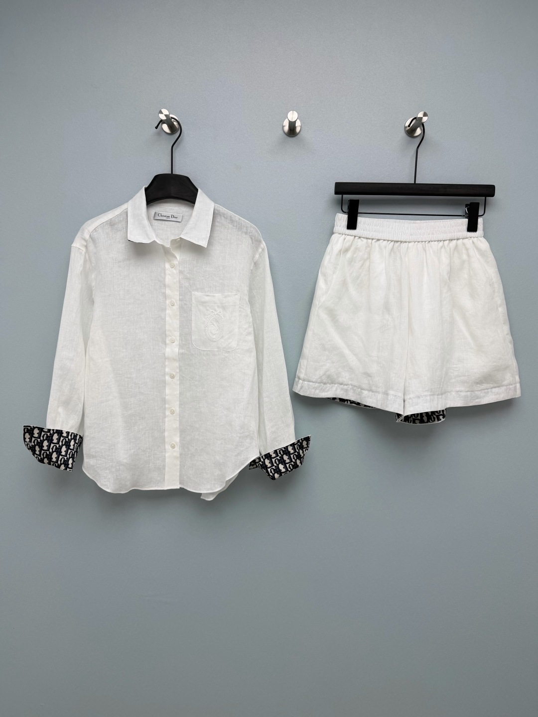 NO:852620,Dio*26 new linen shirt + shorts casual suit sold as a set  The shirt has a loose and straight fit, which is not flattering on your figure. The slightly see-through linen material brings a sense of laziness. The lapel design is neat and elegant. The cuffs are rolled up to reveal the presbyopia print on the inside, which is full of details. The shorts are designed with a high-waisted elastic waist to fit the waist without tightening the flesh. The loose A-line shape hides the flesh and makes the body look slimmer. It can be matched with  The hems of the trousers are lined with presbyopia, and the details echo the overall look. The natural linen fabric has its own texture and breathable coolness. It is refreshing and not sweaty when worn in spring and summer. It has a relaxed and casual texture, and has a taste as you wear it. The embroidered logo on the chest of the shirt is low-key and recognizable, highlighting the brand's tone.  This linen suit really welds the 'relaxation' to the body. 2 colors and 3 sizes SML, Dior-clothing, dior, dior, shorts, shirts,19860909Dio*26新款 亚麻衬衫+短裤休闲套装 整套出售 衬衫宽松直筒版型,不挑身材,微透的亚麻材质自带慵懒感,翻领设计利落大方,挽起袖口露出内里老花印花,细节感拉满.短裤高腰松紧腰设计,贴合腰部不勒肉,宽松A字版型藏肉显瘦,搭配裤脚卷边老花内衬,细节呼应整体.天然亚麻面料,自带肌理感与透气凉感,春夏穿着清爽不闷汗,自带松弛随性的质感,越穿越有味道.衬衫胸口的刺绣logo,低调又有辨识度,凸显品牌调性 这套亚麻套装真的把“松弛感”焊在身上了2色3码SML,迪奥-服装,dior,dior,shorts,shirts,,Women's clothing