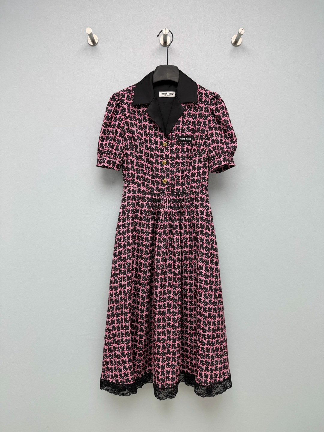 NO:852613,Miu Mi*26 new retro floral print dress  The combination of puffed short sleeves and suit lapels not only modifies the shoulder line, but also has a retro college feel, hiding the muscles and showing a slimming effect. The satin material is smooth and drape, with a delicate and soft light, which is skin-friendly, breathable and not easy to wrinkle; the hem is spliced with exquisite lace and matched with retro gold buttons.  , the details are exquisite, gentle and a little sexy. The black and pink contrasting flowers are printed all over, with a retro sweet and cool atmosphere, which breaks the dullness and is recognizable at the same time; the echo of the black suit collar and the lace hem makes the overall style unified and layered, sweet but not greasy!  Single color size 3 SML, Miumiu-clothing, miumiu, skirts, T-shirt, business suit,19860909Miu Mi*26新款复古花卉印花连衣裙 泡泡短袖+西装翻领的组合,既修饰肩线,又自带复古学院感,藏肉显瘦效果拉满.垂坠顺滑的缎面材质,自带细腻柔光,亲肤透气不易皱；下摆拼接精致蕾丝花边,搭配复古金色纽扣,细节处尽显精致感,温柔又带点小性感.黑粉撞色花卉满印,自带复古甜酷氛围,打破沉闷的同时又自带辨识度；黑色西装领与蕾丝下摆的呼应,让整体风格统一又有层次,甜而不腻！单色3码SML,缪缪-服装,miumiu,skirts,T-shirt,business suit,,Women's clothing