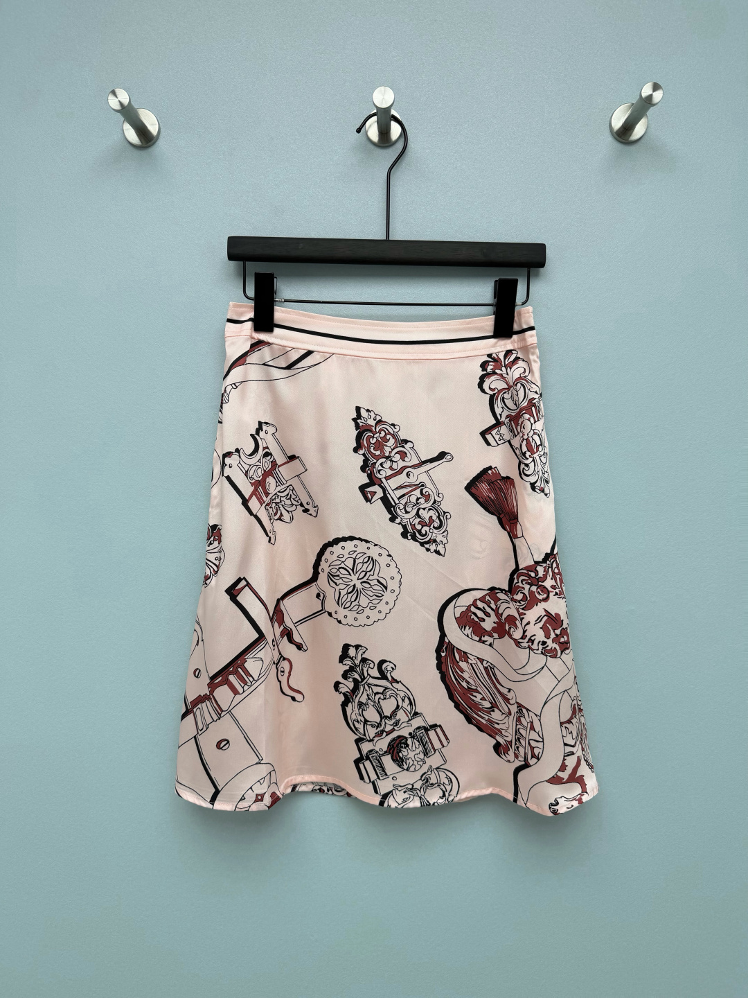 NO:852600,HERME*26's new silk printed skirt is based on the classic belt and chain elements. It boldly uses highly saturated contrasting colors such as blue, yellow, red, and green. It is retro and eye-catching. It has the artistic sense of French silk scarf painting and is instantly recognizable. The drapey satin fabric is very comfortable on the upper body. The luster in the sun is directly inspiring. It is also cool to wear in summer.  The high-waisted straight version has the effect of hiding the flesh. Sisters with wide hips and thick legs can close their eyes and walk with an elegant aura. The details of the elastic waistband on the back are also very considerate. The side zippers are effortless to put on and take off. The gentle and noble feeling is welded on the body!  5 colors and 4 codes SMLXL, Hermes-clothing,hermes,hermes,skirts,real silk,19860909HERME*26新款真丝印花短裙 以经典皮带、链条元素为主题,大胆运用蓝、黄、红、绿等高饱和撞色,复古又吸睛,自带法式丝巾画的艺术感,辨识度直接拉满 垂坠感缎面面料上身巨舒服,阳光下的光泽感直接封神,夏天穿也冰冰凉凉的 高腰直筒版型,藏肉效果直接拉满,胯宽腿粗的姐妹闭眼冲,走路自带飘逸气场 后片弹力腰头的细节也超贴心,侧边拉链穿脱完全不费劲 温柔显贵感焊在身上！ 5色4码SMLXL,爱马仕-服装,hermes,hermes,skirts,real silk,,Women's clothing