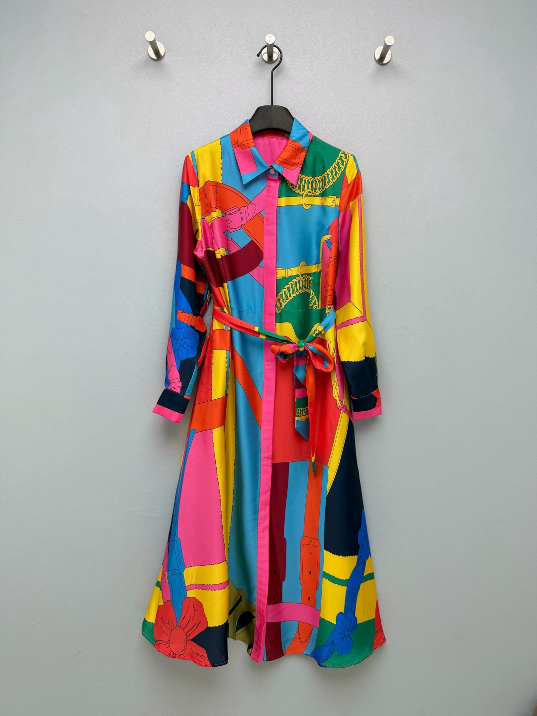 NO:852594,HERME*26 new silk printed lapel long-sleeved dress. It is themed with classic belt and chain elements. It boldly uses high-saturated contrasting colors such as blue, yellow, red, and green. It is retro and eye-catching. It has the artistic sense of French silk scarf painting and is instantly recognizable. The drapey satin fabric is extremely comfortable on the upper body. The luster in the sun is directly inspiring. It is also cool to wear in summer.  The same color contrasting lapel + placket design weakens the complexity of the printing and adds a sense of neatness; the metal buttons are branded, and the cuffs and hem are neatly aligned, showing a sense of quality!  It doesn't look old-fashioned at all, but has a lazy and noble French accent. 11 colors and 4 sizes SMLXL, Hermès-clothing, hermes, hermes, skirts, real silk,19860909HERME*26新款真丝印花翻领长袖连衣裙 以经典皮带、链条元素为主题,大胆运用蓝、黄、红、绿等高饱和撞色,复古又吸睛,自带法式丝巾画的艺术感,辨识度直接拉满 垂坠感缎面面料上身巨舒服,阳光下的光泽感直接封神,夏天穿也冰冰凉凉的 同色系撞色翻领+门襟设计,弱化印花的繁杂感,增加利落感；金属纽扣带有品牌标识,袖口与衣摆的走线工整,尽显品质感！完全不会显老气,反而有种慵懒又贵气的法式腔调 11色4码SMLXL,爱马仕-服装,hermes,hermes,skirts,real silk,,Women's clothing