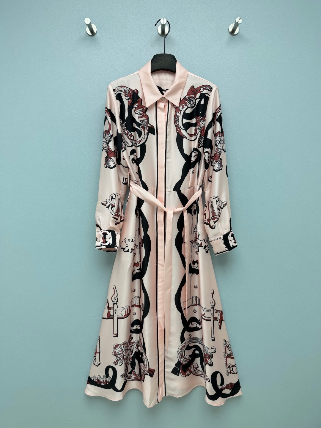 NO:852587,HERME*26's new silk printed lapel long-sleeved dress uses retro equestrian belts and carved harness as the printing theme. It has a low-saturation light pink color with black and brown lines. It has French elegance and a light retro atmosphere. It replicates the artistic texture of big-name silk scarves. It is gentle and noble. The drapey satin fabric is very comfortable on the upper body. The luster in the sun directly makes you feel cool. It is also cool when worn in summer.  The same color contrasting lapel + placket design weakens the complexity of the printing and adds a sense of neatness; the metal buttons are branded, and the cuffs and hem are neatly aligned, showing a sense of quality!  It doesn't look old-fashioned at all, but has a lazy and noble French accent. 11 colors and 4 sizes SMLXL, Hermès-clothing, hermes, hermes, skirts, real silk,19860909HERME*26新款真丝印花翻领长袖连衣裙以复古马术皮带、雕花马具为印花主题,低饱和浅粉底色搭配黑棕线条,自带法式优雅与轻复古氛围,复刻了大牌丝巾的艺术质感,温柔又显贵 垂坠感缎面面料上身巨舒服,阳光下的光泽感直接封神,夏天穿也冰冰凉凉的 同色系撞色翻领+门襟设计,弱化印花的繁杂感,增加利落感；金属纽扣带有品牌标识,袖口与衣摆的走线工整,尽显品质感！完全不会显老气,反而有种慵懒又贵气的法式腔调 11色4码SMLXL,爱马仕-服装,hermes,hermes,skirts,real silk,,Women's clothing