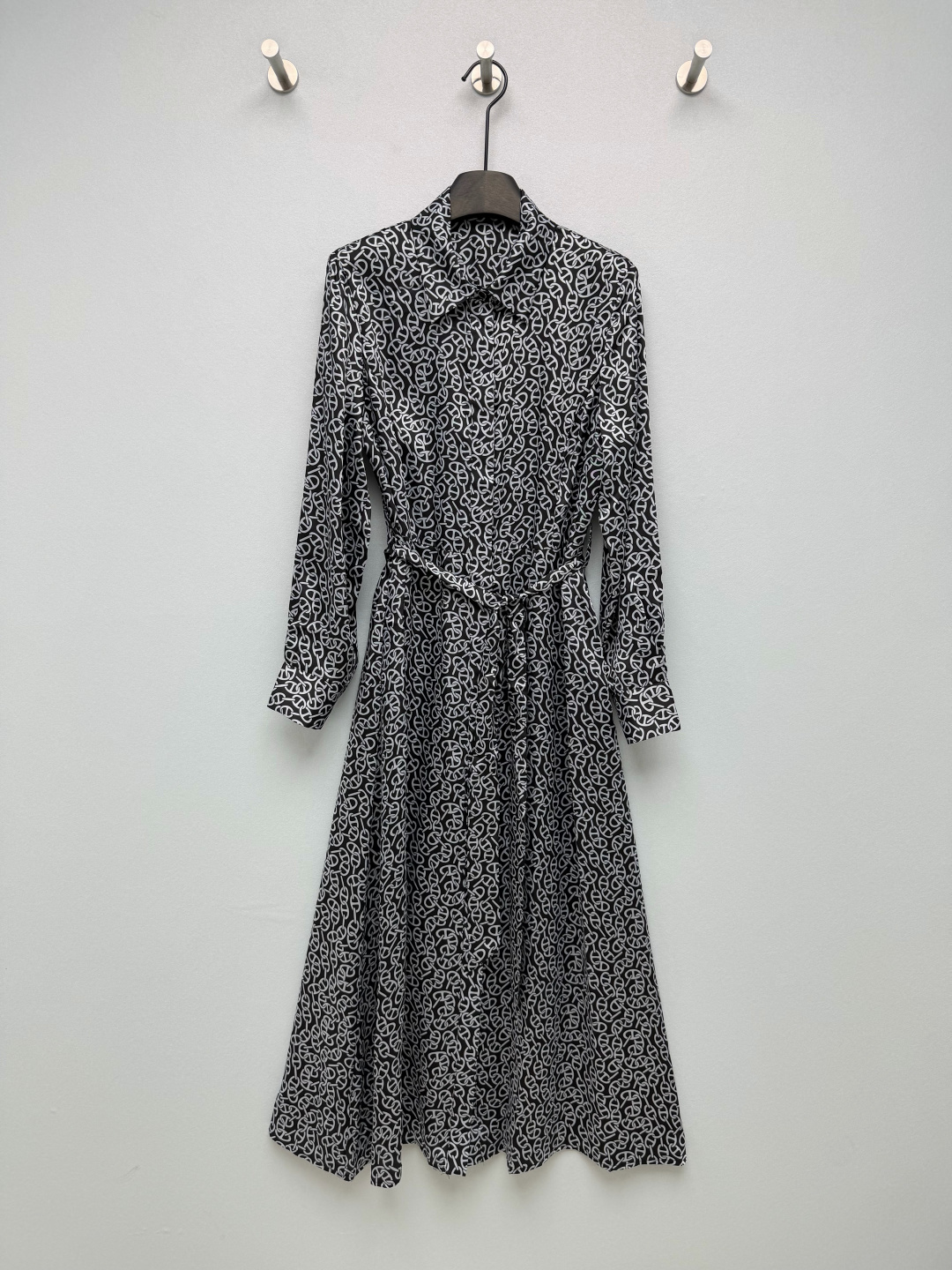 NO:852644,HERME*26's new silk printed lapel long-sleeved dress uses the classic pig nose as the printing theme. The classic black is slim and versatile, the caramel brown is gentle and retro, and the burgundy red has French elegance and a light retro atmosphere. It replicates the artistic texture of big-name silk scarves, gentle and noble. The drapey satin fabric is extremely comfortable on the upper body, and its luster in the sun directly makes it cool. It is also cool to wear in summer.  The same color lapel + placket design weakens the complexity of the printing and adds a sense of neatness; the metal buttons have brand logos, and the cuffs and hem are neatly aligned, showing a sense of quality!  It doesn't look old-fashioned at all, but has a lazy and noble French accent. 11 colors and 4 sizes SMLXL, Hermès-clothing, hermes, hermes, skirts, real silk,19860909HERME*26新款真丝印花翻领长袖连衣裙以经典猪鼻子为印花主题,经典黑显瘦百搭、焦糖棕温柔复古、酒红自带法式优雅与轻复古氛围,复刻了大牌丝巾的艺术质感,温柔又显贵 垂坠感缎面面料上身巨舒服,阳光下的光泽感直接封神,夏天穿也冰冰凉凉的 同色系翻领+门襟设计,弱化印花的繁杂感,增加利落感；金属纽扣带有品牌标识,袖口与衣摆的走线工整,尽显品质感！完全不会显老气,反而有种慵懒又贵气的法式腔调 11色4码SMLXL,爱马仕-服装,hermes,hermes,skirts,real silk,,Women's clothing
