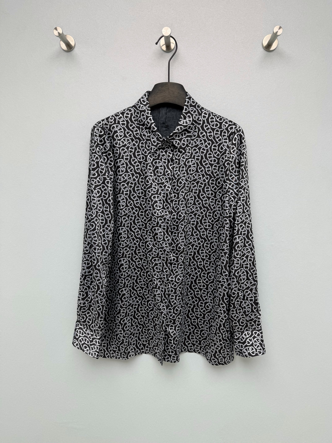 NO:852637,HERME*26 new silk printed lapel long-sleeved shirt with classic pig nose as the printing theme. Classic black is slim and versatile, caramel brown is gentle and retro, and burgundy has French elegance and light retro atmosphere. It replicates the artistic texture of big-name silk scarves, gentle and noble. The drapey satin fabric is very comfortable on the upper body, and the luster in the sun directly makes it cool. It is also cool to wear in summer.  The same color lapel + placket design weakens the complexity of the printing and adds a sense of neatness; the metal buttons have brand logos, and the cuffs and hem are neatly aligned, showing a sense of quality!  It doesn't look old-fashioned at all, but has a lazy and noble French accent. 11 colors and 4 sizes SMLXL, Hermès-clothing, hermes, hermes, real silk,19860909HERME*26新款真丝印花翻领长袖衬衣 以经典猪鼻子为印花主题,经典黑显瘦百搭、焦糖棕温柔复古、酒红自带法式优雅与轻复古氛围,复刻了大牌丝巾的艺术质感,温柔又显贵 垂坠感缎面面料上身巨舒服,阳光下的光泽感直接封神,夏天穿也冰冰凉凉的 同色系翻领+门襟设计,弱化印花的繁杂感,增加利落感；金属纽扣带有品牌标识,袖口与衣摆的走线工整,尽显品质感！完全不会显老气,反而有种慵懒又贵气的法式腔调 11色4码SMLXL,爱马仕-服装,hermes,hermes,real silk,,Women's clothing