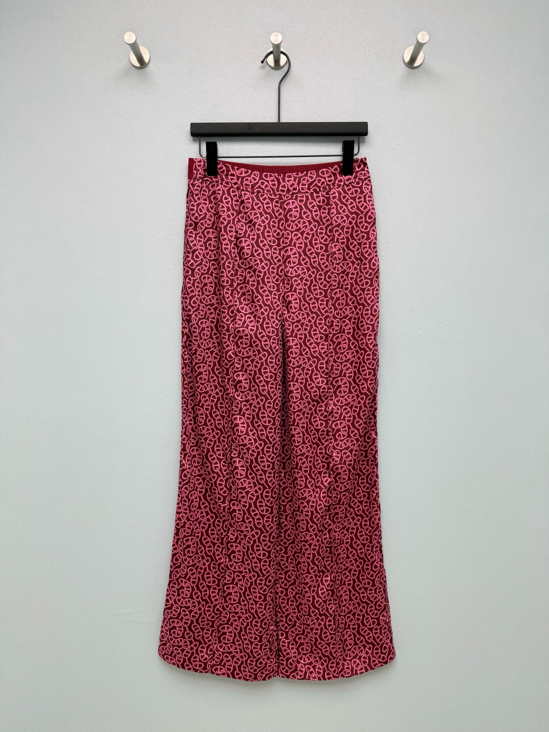 NO:830921,HERME*26 new silk printed wide-leg pants are based on the classic pig nose as the printing theme. The classic black is slim and versatile, the caramel brown is gentle and retro, and the burgundy red has French elegance and a light retro atmosphere. It replicates the artistic texture of big-name silk scarves. It is gentle and noble. The satin fabric has a drapey feel and is very comfortable on the body. The luster in the sun is directly inspiring. It is also cool to wear in summer.  The high-waisted straight version has the effect of hiding the flesh directly. Sisters with wide hips and thick legs can close their eyes and walk with an elegant aura. The details of the elastic waistband on the back are also very considerate. The side zippers are effortless to put on and take off. The gentle and noble feeling is welded on the body!  11 colors 4 codes SMLXL,Hermes-clothing,hermes,hermes,real silk,19860909HERME*26新款真丝印花阔腿裤 以经典猪鼻子为印花主题,经典黑显瘦百搭、焦糖棕温柔复古、酒红自带法式优雅与轻复古氛围,复刻了大牌丝巾的艺术质感,温柔又显贵垂坠感缎面面料上身巨舒服,阳光下的光泽感直接封神,夏天穿也冰冰凉凉的 高腰直筒版型,藏肉效果直接拉满,胯宽腿粗的姐妹闭眼冲,走路自带飘逸气场 后片弹力腰头的细节也超贴心,侧边拉链穿脱完全不费劲 温柔显贵感焊在身上！ 11色4码SMLXL,爱马仕-服装,hermes,hermes,real silk,,Women's clothing