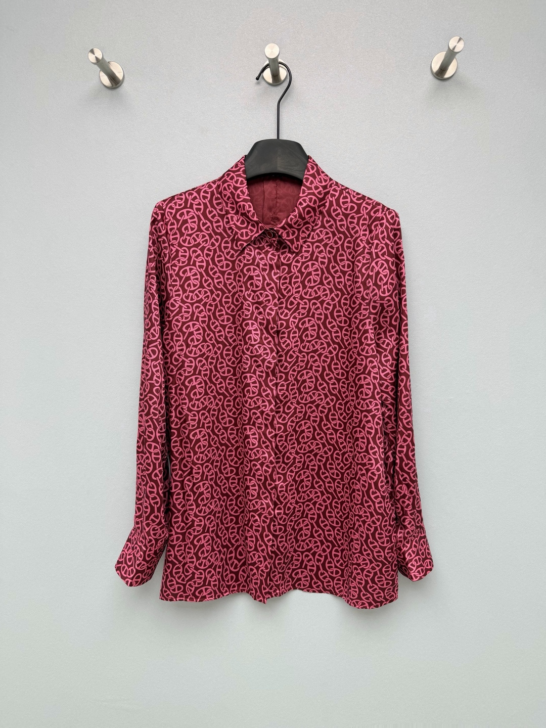 NO:830927,HERME*26 new silk printed lapel long-sleeved shirt with classic pig nose as the printing theme. Classic black is slim and versatile, caramel brown is gentle and retro, and burgundy has French elegance and light retro atmosphere. It replicates the artistic texture of big-name silk scarves, gentle and noble. The drapey satin fabric is very comfortable on the upper body, and the luster in the sun directly makes it cool. It is also cool to wear in summer.  The same color lapel + placket design weakens the complexity of the printing and adds a sense of neatness; the metal buttons have brand logos, and the cuffs and hem are neatly aligned, showing a sense of quality!  It doesn't look old-fashioned at all, but has a lazy and noble French accent. 11 colors and 4 sizes SMLXL, Hermès-clothing, hermes, hermes, real silk,19860909HERME*26新款真丝印花翻领长袖衬衣 以经典猪鼻子为印花主题,经典黑显瘦百搭、焦糖棕温柔复古、酒红自带法式优雅与轻复古氛围,复刻了大牌丝巾的艺术质感,温柔又显贵 垂坠感缎面面料上身巨舒服,阳光下的光泽感直接封神,夏天穿也冰冰凉凉的 同色系翻领+门襟设计,弱化印花的繁杂感,增加利落感；金属纽扣带有品牌标识,袖口与衣摆的走线工整,尽显品质感！完全不会显老气,反而有种慵懒又贵气的法式腔调 11色4码SMLXL,爱马仕-服装,hermes,hermes,real silk,,Women's clothing