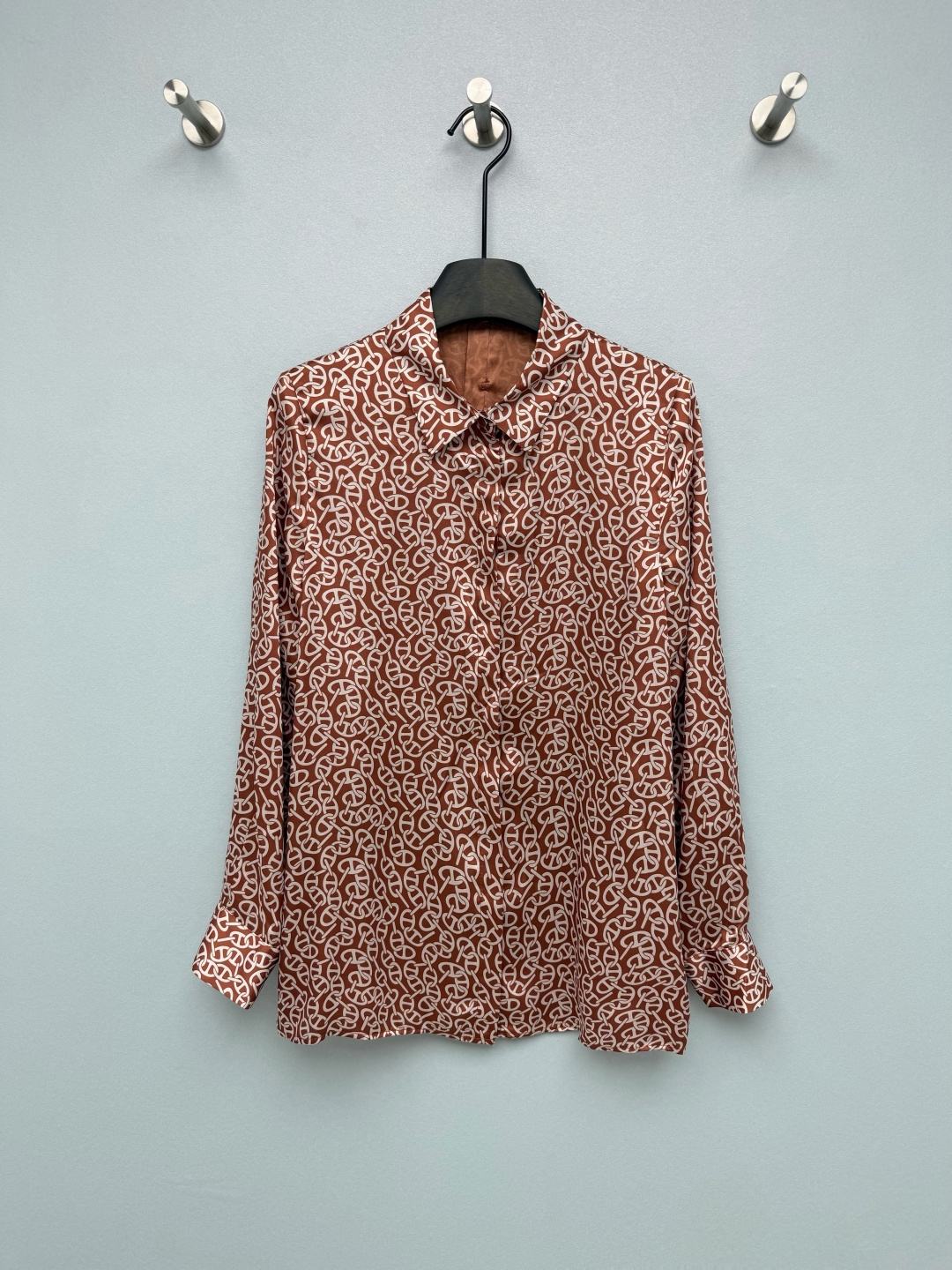 NO:830914,HERME*26 new silk printed lapel long-sleeved shirt with classic pig nose as the printing theme. Classic black is slim and versatile, caramel brown is gentle and retro, and burgundy has French elegance and light retro atmosphere. It replicates the artistic texture of big-name silk scarves, gentle and noble. The drapey satin fabric is very comfortable on the upper body, and the luster in the sun directly makes it cool. It is also cool to wear in summer.  The same color lapel + placket design weakens the complexity of the printing and adds a sense of neatness; the metal buttons have brand logos, and the cuffs and hem are neatly aligned, showing a sense of quality!  It doesn't look old-fashioned at all, but has a lazy and noble French accent. 11 colors and 4 sizes SMLXL, Hermès-clothing, hermes, hermes, real silk,19860909HERME*26新款真丝印花翻领长袖衬衣 以经典猪鼻子为印花主题,经典黑显瘦百搭、焦糖棕温柔复古、酒红自带法式优雅与轻复古氛围,复刻了大牌丝巾的艺术质感,温柔又显贵 垂坠感缎面面料上身巨舒服,阳光下的光泽感直接封神,夏天穿也冰冰凉凉的 同色系翻领+门襟设计,弱化印花的繁杂感,增加利落感；金属纽扣带有品牌标识,袖口与衣摆的走线工整,尽显品质感！完全不会显老气,反而有种慵懒又贵气的法式腔调 11色4码SMLXL,爱马仕-服装,hermes,hermes,real silk,,Women's clothing