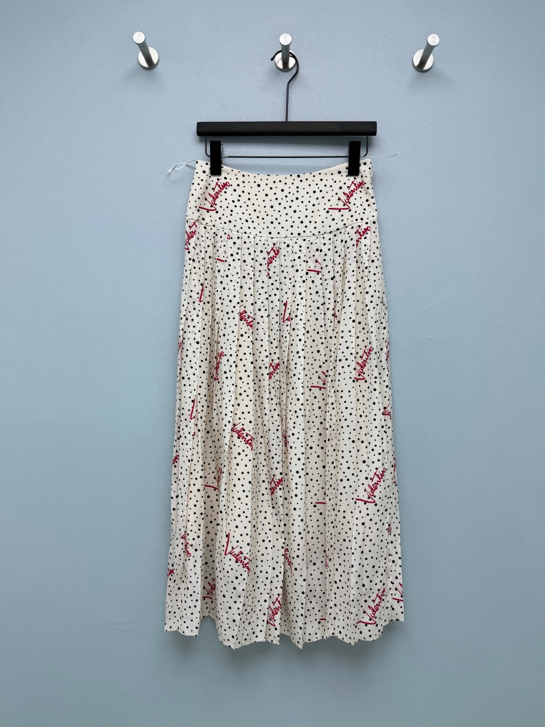 NO:830900,Valentin*26 new collar polka dot pleated skirt, French gentle ceiling, a classic combination of off-white + black polka dots, comes with a soft light filter, and is paired with a red handwritten brand logo. It is low-key and recognizable, and the details are directly ecstatic.  The high-waist pleated A-line silhouette and high-waistline design can easily optimize body proportions and make your body look slimmer in seconds; the fine pleating process gives the skirt a fluffy and flexible effect, which can not only hide problems such as wide hips and thick legs, but also has a retro and elegant temperament. It can be salty or sweet, made of mulberry silk fabric, the upper body is silky and breathable, and the drape is full.  Paired with a suit, it looks smart, and with a shirt, it looks gentle. It can be worn all year round. There is always a need for a versatile polka-dot skirt in the wardrobe. Monochrome size 3 SML, Valentino-clothing, valentino, valentino, skirts, business suit,19860909Valentin*26新款领波点压褶半裙 法式温柔天花板 米白+黑波点的经典组合,自带柔光滤镜,搭配红色手写体品牌标识,低调又有辨识度,细节控直接狂喜 高腰百褶A字廓形,高腰线设计轻松优化身材比例,秒变三七分；细密的压褶工艺让裙摆自带蓬松灵动的效果,既能藏住胯宽、腿粗等问题,又自带复古优雅的气质感.可盐可甜,桑蚕丝面料,上身丝滑透气,垂坠感拉满,宽松版型不挑身材,藏肉又显瘦,黄皮姐妹也能轻松hold住 搭配西装是干练OL,搭配衬衣是温柔姐姐,一年四季都能搭,衣柜里永远缺一件的万能波点半裙 单色3码SML,华伦天奴-服装,valentino,valentino,skirts,business suit,,Women's clothing