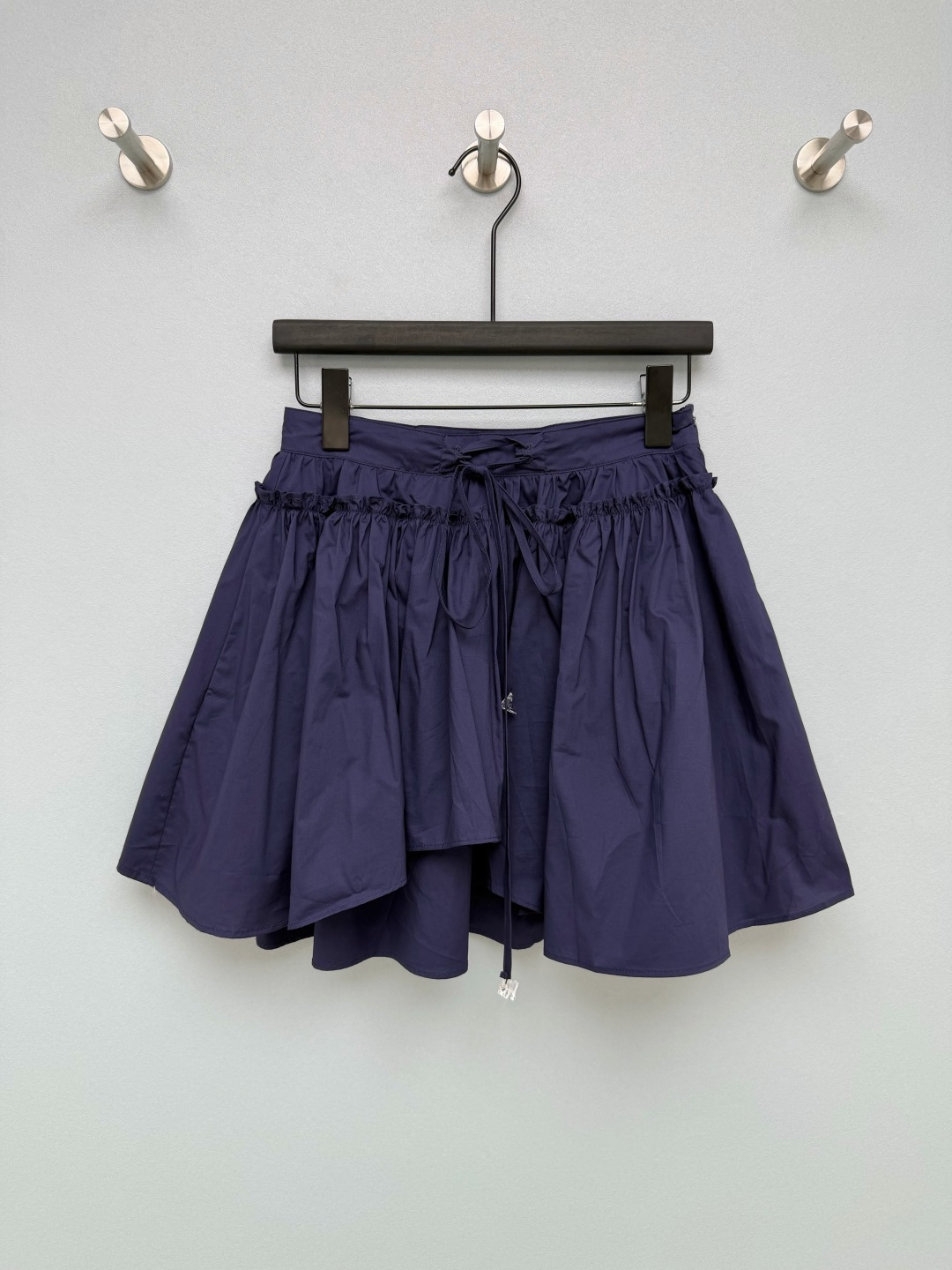 NO:853185,LOEW*26 new irregular short skirt. The drawstring at the waist has a transparent crystal pendant. It can adjust the tightness and adds a delicate girlish feel. The careful details in the details are very eye-catching.  The multi-layered irregular A-line skirt has a fluffy three-dimensional feel and is extremely tolerant of the waist, abdomen and thighs. It can hide the flesh easily and look slimmer, and turn into cartoon legs in seconds. The creamy yellow is gentle and reduces age, the navy blue is versatile and slimming, and the double-layer A-line skirt has a fluffy feel ~ 2 colors and 3 codes SML, Loewe-clothing, loewe, loewe, skirts,19860909LOEW*26新款不规则短裙 腰头的抽绳带透明水晶吊坠,既可以调节松紧,又增添了精致的少女感,细节处的小心机超吸睛, 多层拼接的不规则A字裙摆,自带蓬松立体感,对腰腹和大腿的包容性极强,轻松藏肉显瘦,秒变漫画腿.奶黄温柔减龄,藏蓝百搭显瘦,双层A字裙摆自带蓬松感~2色3码SML,罗意威-服装,loewe,loewe,skirts,,Women's clothing