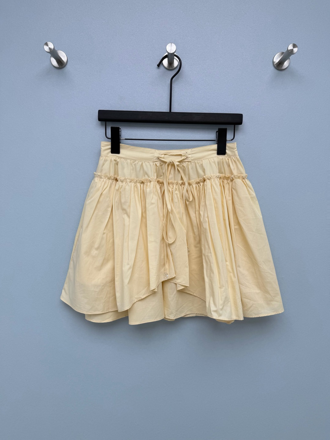 NO:853203,LOEW*26 new irregular short skirt. The drawstring at the waist has a transparent crystal pendant. It can adjust the tightness and adds a delicate girlish feel. The careful details in the details are very eye-catching.  The multi-layered irregular A-line skirt has a fluffy three-dimensional feel and is extremely tolerant of the waist, abdomen and thighs. It can hide the flesh easily and look slimmer, and turn into cartoon legs in seconds. The creamy yellow is gentle and reduces age, the navy blue is versatile and slimming, and the double-layer A-line skirt has a fluffy feel ~ 2 colors and 3 codes SML, Loewe-clothing, loewe, loewe, skirts,19860909LOEW*26新款不规则短裙 腰头的抽绳带透明水晶吊坠,既可以调节松紧,又增添了精致的少女感,细节处的小心机超吸睛, 多层拼接的不规则A字裙摆,自带蓬松立体感,对腰腹和大腿的包容性极强,轻松藏肉显瘦,秒变漫画腿.奶黄温柔减龄,藏蓝百搭显瘦,双层A字裙摆自带蓬松感~2色3码SML,罗意威-服装,loewe,loewe,skirts,,Women's clothing