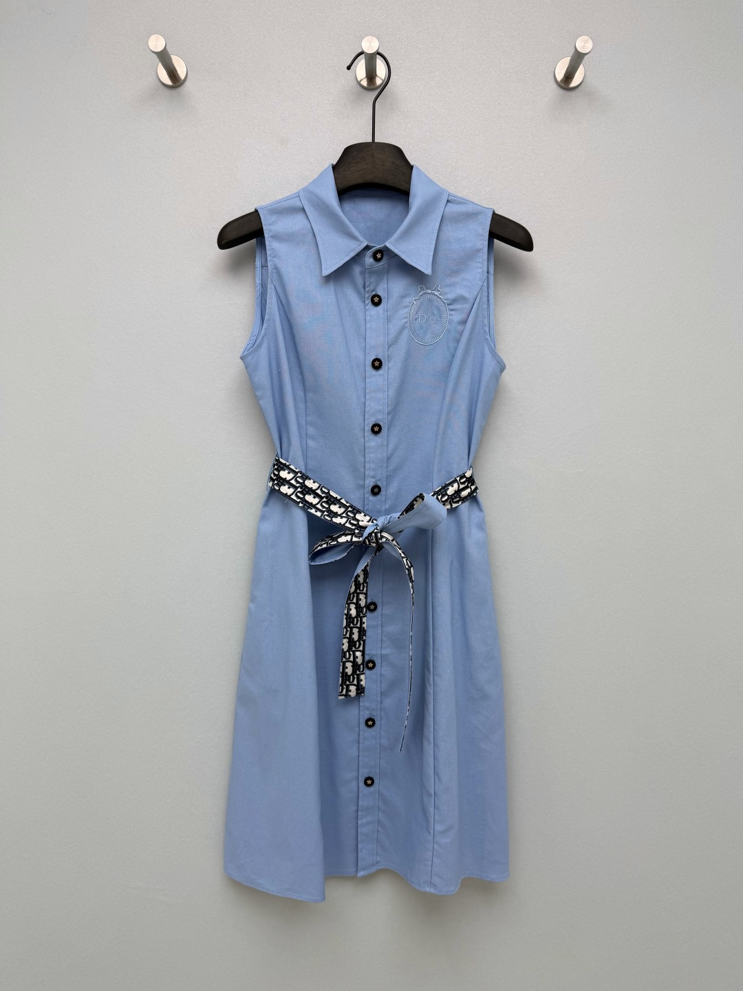 NO:853206,Dio*26 new sleeveless shirt-style dress. Sleeveless peak collar design with front buttons, bringing a neat and capable temperament. The embroidered badge logo and star buttons on the left chest low-key highlight the brand texture. It comes with a branded presbyopic belt, which can freely adjust the waist position, easily outline the waistline, and optimize the body proportions. Creamy yellow is gentle, pure white is refreshing, and light blue is refreshing. The three colors are super versatile!  3 colors and 3 codes SML, Dior-clothing, dior, dior, skirts, shirts,19860909Dio*26新款无袖衬衫式连衣裙 无袖尖领设计搭配前襟排扣,自带利落干练的气质 左胸处的刺绣徽章Logo与星星纽扣,低调彰显品牌质感；自带品牌老花腰带,可自由调节收腰位置,轻松勾勒腰线,优化身材比例.奶黄温柔、纯白清爽、浅蓝清新,三种配色都超百搭！3色3码SML,迪奥-服装,dior,dior,skirts,shirts,,Women's clothing