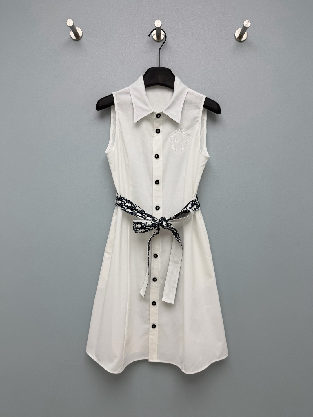 NO:853227,Dio*26 new sleeveless shirt-style dress. Sleeveless peak collar design with front buttons, bringing a neat and capable temperament. The embroidered badge logo and star buttons on the left chest low-key highlight the brand texture. It comes with a branded presbyopic belt, which can freely adjust the waist position, easily outline the waistline, and optimize the body proportions. Creamy yellow is gentle, pure white is refreshing, and light blue is refreshing. The three colors are super versatile!  3 colors and 3 codes SML, Dior-clothing, dior, dior, skirts, shirts,19860909Dio*26新款无袖衬衫式连衣裙 无袖尖领设计搭配前襟排扣,自带利落干练的气质 左胸处的刺绣徽章Logo与星星纽扣,低调彰显品牌质感；自带品牌老花腰带,可自由调节收腰位置,轻松勾勒腰线,优化身材比例.奶黄温柔、纯白清爽、浅蓝清新,三种配色都超百搭！3色3码SML,迪奥-服装,dior,dior,skirts,shirts,,Women's clothing