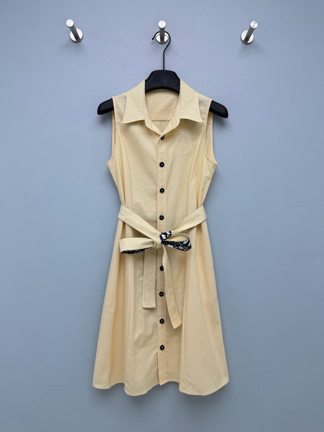 NO:853251,Dio*26 new sleeveless shirt-style dress. Sleeveless peak collar design with front buttons, bringing a neat and capable temperament. The embroidered badge logo and star buttons on the left chest low-key highlight the brand texture. It comes with a branded presbyopic belt, which can freely adjust the waist position, easily outline the waistline, and optimize the body proportions. Creamy yellow is gentle, pure white is refreshing, and light blue is refreshing. The three colors are super versatile!  3 colors and 3 codes SML, Dior-clothing, dior, dior, skirts, shirts,19860909Dio*26新款无袖衬衫式连衣裙 无袖尖领设计搭配前襟排扣,自带利落干练的气质 左胸处的刺绣徽章Logo与星星纽扣,低调彰显品牌质感；自带品牌老花腰带,可自由调节收腰位置,轻松勾勒腰线,优化身材比例.奶黄温柔、纯白清爽、浅蓝清新,三种配色都超百搭！3色3码SML,迪奥-服装,dior,dior,skirts,shirts,,Women's clothing