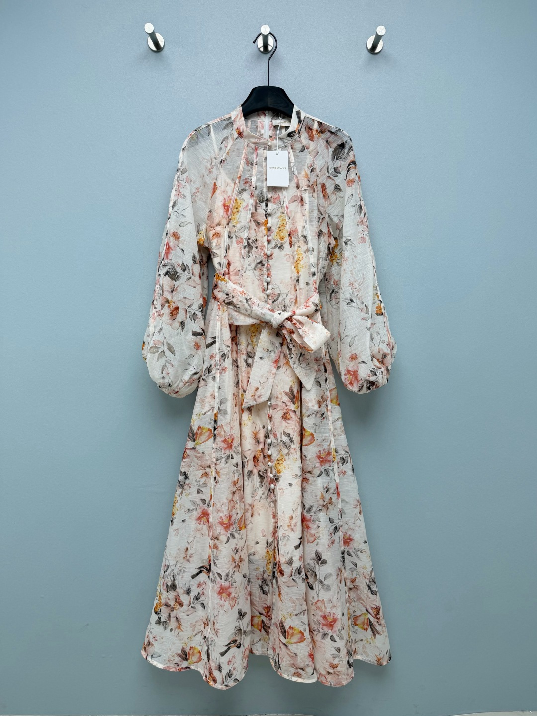 NO:853275,ZIMMERMAN*26 new small stand-up collar fishbone slip-shoulder dress uses hazy watercolor techniques to present retro rose patterns. The off-white bottom is gentle and fresh, and the black bottom is mysterious and retro. It comes with a soft focus filter. The upper body is like a walking spring oil painting, full of atmosphere.  The small stand-up collar is paired with lantern puff sleeves, which can not only modify the shoulder line and cover the flesh of the arms, but also has a gentle retro temperament, taking into account both dignity and romance. It comes with a wide belt of the same fabric, which can freely adjust the waist position and easily outline the waistline; paired with the front button design and the drapey A-line skirt, it optimizes the waist-to-hip ratio, hides the flesh and makes you look slimmer, and is very friendly to the pear-shaped figure!  The off-white background is gentle and fresh, the black background is mysterious and retro, the hazy watercolor rose print comes with a soft focus filter, it is like wearing the entire spring garden on the body, any photo taken is a French blockbuster ~ 2 colors and 4 sizes SMLXL, Zimmerman-clothing, skirts,19860909ZIMMERMAN*26新款小立领鱼骨滑肩连衣裙 以朦胧的水彩技法呈现复古玫瑰图案,米白底温柔清新,黑底神秘复古,自带柔焦滤镜,上身如同行走的春日油画,氛围感拉满 小立领搭配灯笼泡泡袖,既能修饰肩线、遮住手臂拜拜肉,又自带温柔的复古气质,兼顾端庄与浪漫.自带同面料宽腰带,可自由调节收腰位置,轻松勾勒腰线；搭配前襟开扣设计与垂坠感大摆A字裙,优化腰臀比例,藏肉显瘦,对梨形身材十分友好！米白底温柔又清新,黑底神秘又复古,朦胧水彩玫瑰印花自带柔焦滤镜,像把整个春日花园穿在了身上,随便一拍都是法式大片~ 2色4码SMLXL,兹默曼-服装,skirts,,Women's clothing
