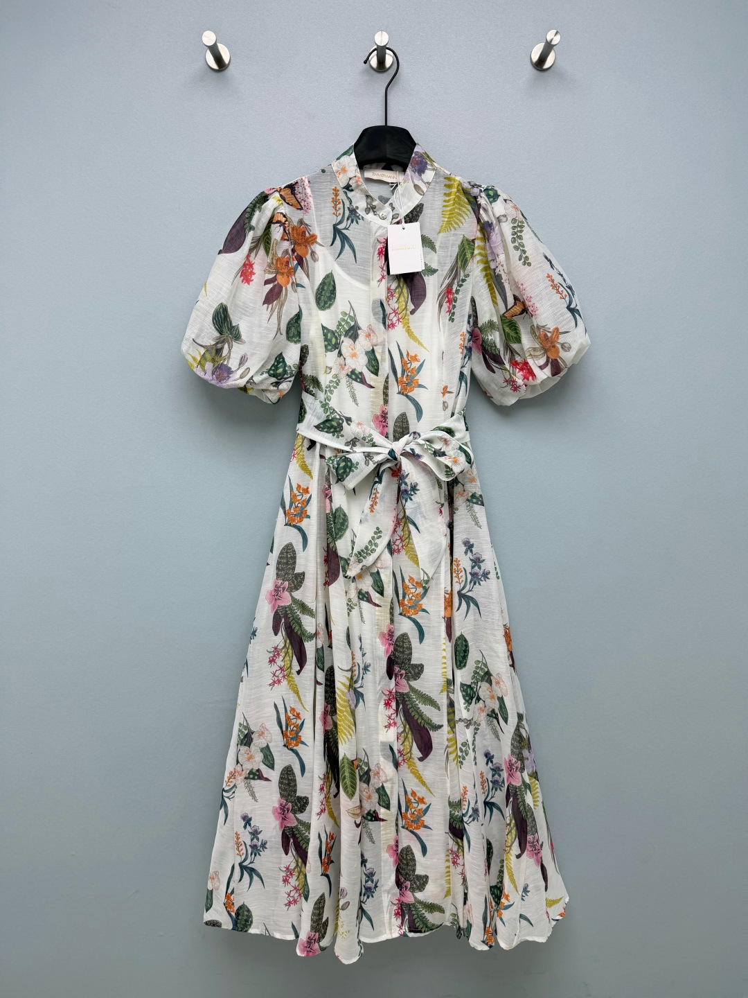 NO:853298,ZIMMERMAN*26 new tropical plant print puff sleeve dress (long style), inspired by the tropical rainforest, with hand-painted plant, flower and butterfly patterns, bright and harmonious colors, with a southern French vacation atmosphere; the white background is fresh and translucent, and the pink background is gentle and age-reducing, both styles are outstanding. The white background is fresh and translucent  , the foundation color is gentle and age-reducing, and the hand-painted tropical plant prints come with a holiday filter. It is like wearing the entire tropical rainforest on your body. Every shot will look like a blockbuster ~ The combination of small stand-up collar + puff sleeves is so exciting to me. It is retro and slimming. Paired with the same series of wide belts to tighten the waist + large A-line skirt, it instantly looks like a three-to-seven ratio, and even a small person can easily control it!  The fabric is breathable and textured material, so you won’t feel sweaty when wearing it in the summer. Whether it’s a beach vacation, afternoon tea in the garden or daily outings, you can easily create a relaxed and romantic atmosphere, gentle to the core ~ ​​2 colors and 4 sizes SMLXL, Zimmerman-clothing, skirts,19860909ZIMMERMAN*26新款热带植物印花泡泡袖连衣裙（长款）,以热带雨林为灵感,手绘风格的植物、花卉与蝴蝶图案,色彩明快又和谐,自带南法度假氛围；白色底色清新透亮,粉色底色温柔减龄,两种风格都很出挑.白底色清新透亮,粉底色温柔减龄,手绘热带植物印花自带度假滤镜,像把整个热带雨林穿在了身上,随便一拍都是大片感~小立领+泡泡袖的组合太戳我了,复古又显瘦,搭配同系列宽腰带收腰+大摆A字裙摆,瞬间穿出三七分比例,小个子也能轻松驾驭！面料是透气的肌理感材质,夏天穿完全不闷汗,不管是海边度假、花园下午茶还是日常出街,都能轻松拿捏松弛又浪漫的氛围感,温柔到骨子里~2色4码SMLXL,兹默曼-服装,skirts,,Women's clothing