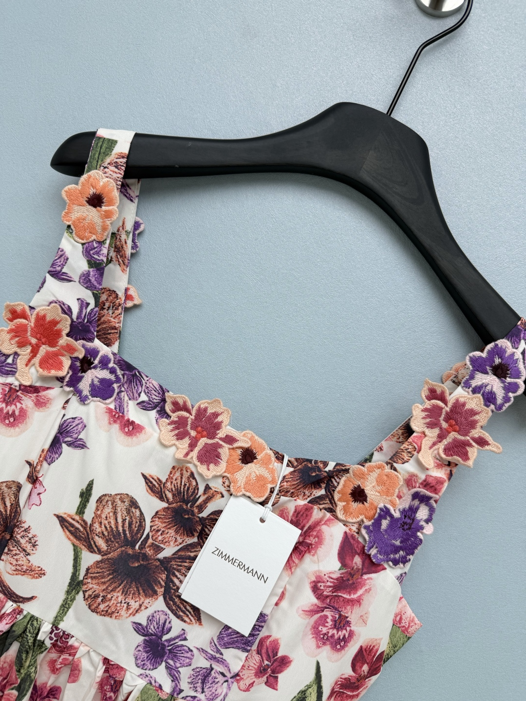 NO:853308,ZIMMERMAN*26 new three-dimensional floral embroidered suspender short dress  The edges of the shoulder straps are decorated with three-dimensional flower embroidery of the same color. The color echoes the skirt printing. It has been upgraded from a flat printing to a 3D three-dimensional effect. It is full of details and girly, and is highly recognizable. It uses off-white as the background color, paired with hand-painted iris and rose prints in pink and purple tones, and the colors are rich.  Delicate and gentle, with a retro oil painting texture, the upper body is like a walking spring garden. The classic square collar design modifies the shoulder and neck lines, paired with a high waist dividing line + A-line short skirt, easily optimizes body proportions, makes you appear taller and hides flesh, is very friendly to pear-shaped figures, and gives you a energetic and girly look!  Solid color size 4 SMLXL, Zimmerman-clothing, skirts,19860909ZIMMERMAN*26新款立体花卉刺绣吊带短款连衣裙 肩带边缘装饰了同色系的立体花朵刺绣,色彩与裙身印花呼应,从平面印花升级为3D立体效果,细节感与少女感拉满,辨识度极高.以米白色为底色,搭配粉紫调的手绘鸢尾、玫瑰印花,色彩浓郁又温柔,自带复古油画质感,上身如同行走的春日花园.经典方领设计修饰肩颈线条,搭配高腰分割线+A字短款裙摆,轻松优化身材比例,显高又藏肉,对梨形身材十分友好,自带元气少女感！单色4码SMLXL,兹默曼-服装,skirts,,Women's clothing