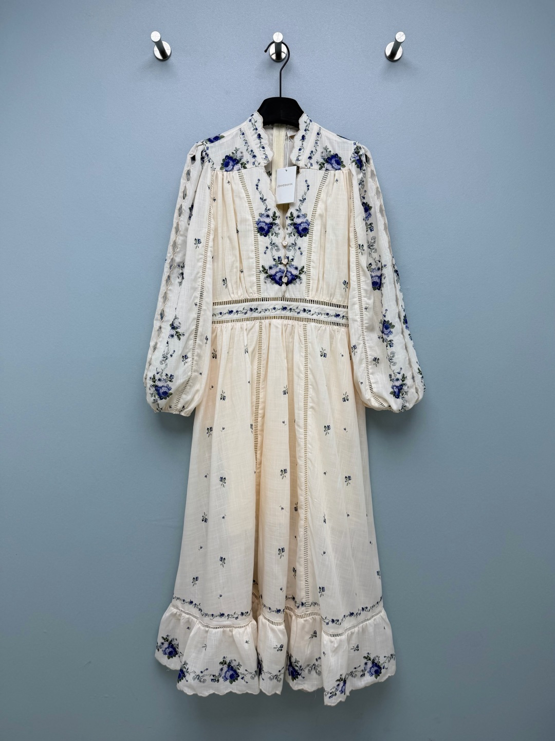 NO:853318,Zimmerman*26 new blue and white floral hollow embroidery dress (long style) cream beige background with cobalt blue rose print, with retro pastoral texture, fresh and high-end color matching, like wearing a French country garden on the body, gentle  It is also eye-catching. The rose print is distributed on the neckline, cuffs and skirt, and is matched with small floral prints of the same color. It has rich layers and a strong sense of handwork, restoring the romantic atmosphere of a retro manor. The V-shaped lace collar + lantern sleeve design modifies the shoulder and neck lines, and the lantern sleeves can hide it  The fat on the arms and the lace collar add a girlish look. The hollow lace splicing + pleating design on the waist is breathable and can accurately tighten the waist, highlighting the waist line. The skirt is spread out in an A-line shape, covering the hips and making you slimmer. The ruffled skirt is flexible and elegant when walking, strengthening the retro palace feel.  The rational cotton and linen fabric is very comfortable, suitable for spring picnics, dates, and afternoon tea. It comes with retro filters when taking photos, like a young lady coming out of an oil painting, gentle to the core. 2 colors and 4 sizes SMLXL, Zimmerman-clothing, skirts,19860909Zimmerman*26新款蓝白花卉镂空刺绣连衣裙（长款）奶油米底色搭配钴蓝色玫瑰印花,自带复古田园质感,配色清新又高级,像把法式乡村花园穿在了身上,温柔又耐看.玫瑰印花分布于领口、袖口与裙摆,搭配同色系小碎花印花,层次丰富,手工感强,还原复古庄园的浪漫氛围.V型花边领+灯笼袖设计,修饰肩颈线条,灯笼袖能藏住手臂赘肉,花边领增添少女感.腰部镂空蕾丝拼接+收褶设计,既透气又能精准收腰,凸显腰线,裙摆呈A字散开,遮胯显瘦.荷叶边裙摆行走间灵动飘逸,强化复古宫廷感.肌理感棉麻面料很舒服,春天野餐、约会、下午茶穿都合适,拍照自带复古滤镜,像从油画里走出来的大小姐,温柔到骨子里2色4码SMLXL,兹默曼-服装,skirts,,Women's clothing