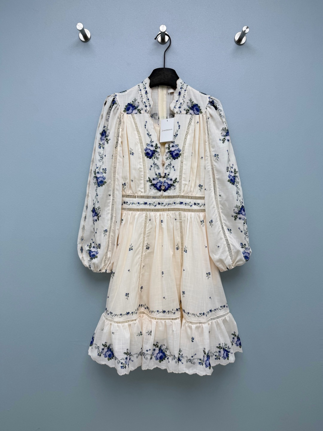 NO:853329,Zimmerman*26 new blue and white floral hollow embroidery dress (short style) with cream beige background and cobalt blue rose print, with retro pastoral texture, fresh and high-end color scheme, like wearing a French country garden on your body, gentle  It is also eye-catching. The rose print is distributed on the neckline, cuffs and skirt, and is matched with small floral prints of the same color. It has rich layers and a strong sense of handwork, restoring the romantic atmosphere of a retro manor. The V-shaped lace collar + lantern sleeve design modifies the shoulder and neck lines, and the lantern sleeves can hide it  The fat on the arms and the lace collar add a girlish look. The hollow lace splicing + pleating design on the waist is breathable and can accurately tighten the waist, highlighting the waist line. The skirt is spread out in an A-line shape, covering the hips and making you slimmer. The ruffled skirt is flexible and elegant when walking, strengthening the retro palace feel.  The rational cotton and linen fabric is very comfortable. It is suitable for spring picnics, dates, and afternoon tea. It comes with retro filters when taking photos, like a young lady coming out of an oil painting. It is gentle to the core. Monochrome size 4 SMLXL, Zimmerman-clothing, skirts,19860909Zimmerman*26新款蓝白花卉镂空刺绣连衣裙（短款）奶油米底色搭配钴蓝色玫瑰印花,自带复古田园质感,配色清新又高级,像把法式乡村花园穿在了身上,温柔又耐看.玫瑰印花分布于领口、袖口与裙摆,搭配同色系小碎花印花,层次丰富,手工感强,还原复古庄园的浪漫氛围.V型花边领+灯笼袖设计,修饰肩颈线条,灯笼袖能藏住手臂赘肉,花边领增添少女感.腰部镂空蕾丝拼接+收褶设计,既透气又能精准收腰,凸显腰线,裙摆呈A字散开,遮胯显瘦.荷叶边裙摆行走间灵动飘逸,强化复古宫廷感.肌理感棉麻面料很舒服,春天野餐、约会、下午茶穿都合适,拍照自带复古滤镜,像从油画里走出来的大小姐,温柔到骨子里单色4码SMLXL,兹默曼-服装,skirts,,Women's clothing