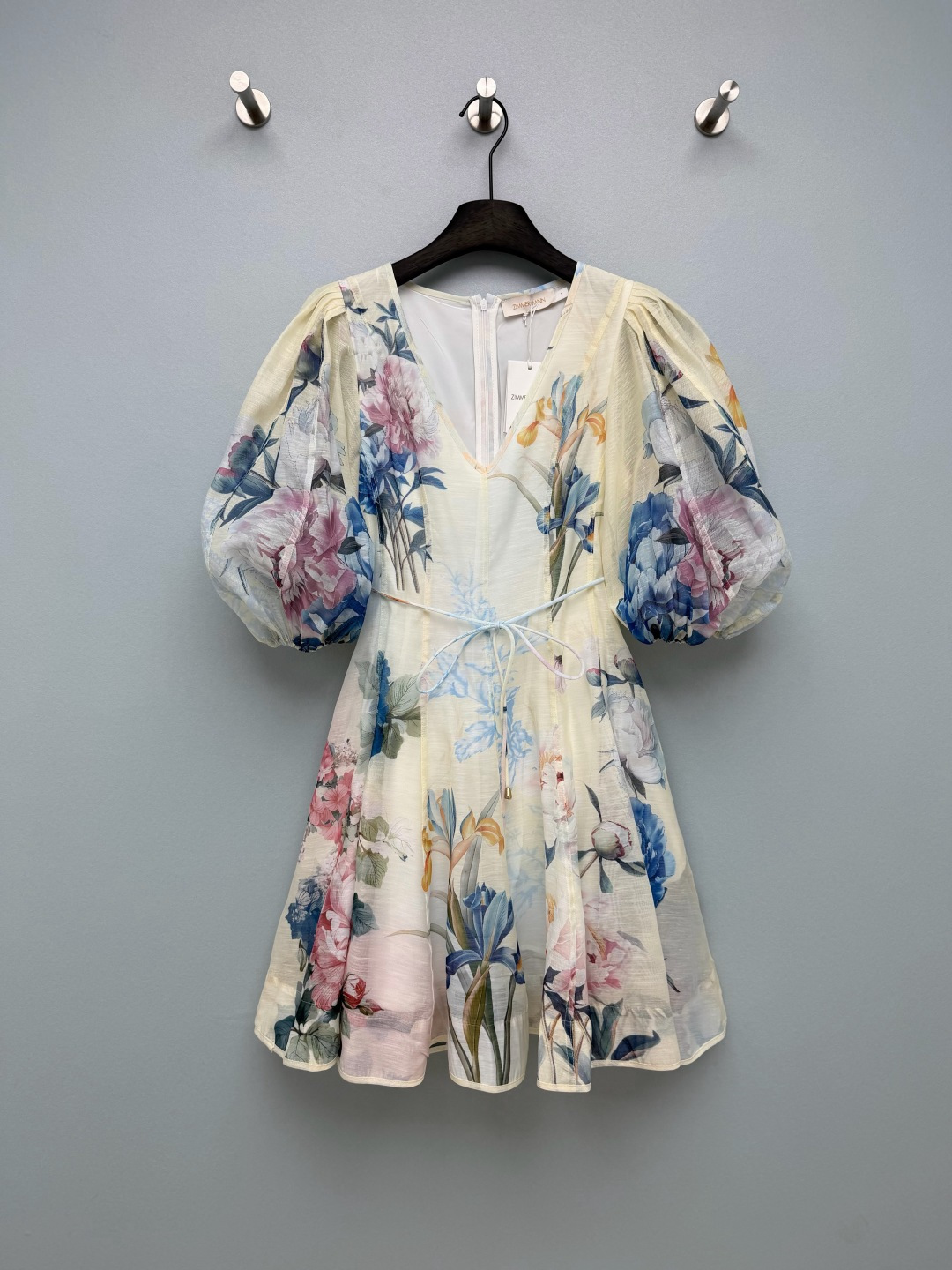 NO:853340,ZIMMERMAN*26 new French retro watercolor floral V-neck puff sleeve dress (short style)  , Creamy yellow + blue and pink contrasting colors, watercolor flowers have the texture of oil paintings, integrating peonies, orchids and other oriental elements, gentle and noble but not picky, yellow-skinned sisters close their eyes; the yellow tone is more energetic. The V-neck modifies the face and lengthens the neckline;  Solid color size 4 SMLXL, Zimmerman-clothing, skirts,19860909ZIMMERMAN*26新款法式复古水彩花卉V领泡泡袖连衣裙（短款） ,奶黄+蓝粉撞色,水彩花卉自带油画质感,融合牡丹、兰花等东方元素,温柔显贵不挑皮,黄皮姐妹闭眼冲；黄色调更显元气.V领修饰脸型、拉长颈线；泡泡袖遮拜拜肉；收腰设计凸显腰线；A字大摆完美遮盖梨形身材的胯部与腿部赘肉,对各种身材都极度友好.这条油画感碎花裙直接把温柔焊在身上 单色4码SMLXL,兹默曼-服装,skirts,,Women's clothing