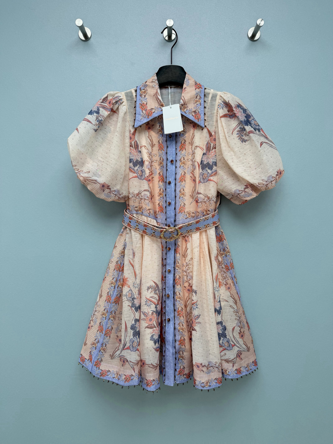 NO:853350,Zimmerman* 26 new flower bud short-sleeved waist dress adopts the brand's iconic hand-painted watercolor floral print, with a light pink base color and contrasting pink and blue plant patterns. It has a hazy soft focus, soft color transition, retro and gentle, and has an oil painting texture. Single-breasted lapel design. Customized hardware and princess puff sleeves decorated with small beads. The entire piece is floral printed.  The hem is cut with a wide and loose hem, showing a sense of vitality and fashion. 3 colors and 4 sizes SMLXL, Zimmerman-clothing, skirts, T-shirt,19860909Zimmerman*兹默曼26新款花苞短袖收腰连衣裙 采用品牌标志性的手绘水彩花卉印花,淡粉底色搭配粉蓝撞色的植物纹样,自带朦胧柔焦感,色彩过渡柔和,复古又温柔,自带油画质感.翻领单排扣设计 定制五金和公主泡泡袖并饰以小圆珠装饰 整件花卉印花 下摆超大摆宽松的阔裙摆剪裁,展现活力时尚感.3色4码SMLXL,兹默曼-服装,skirts,T-shirt,,Women's clothing