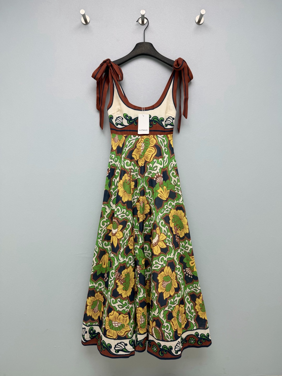 NO:853359,ALEMAI*26 new floral cotton shoulder strap suspender long dress is inspired by Monet's garden, using the brand's iconic hand-painted watercolor flower prints, light cream yellow background with powder blue contrasting iris and peony patterns, the color transition is soft and hazy, with a retro oil painting texture, gentle and advanced.  The wide shoulder straps tied with bows can be freely adjusted in length, which can not only modify the lines of the shoulders and neck, but also bring a girlish look, gentleness and age reduction. The high waist pleats + A-line large skirt can easily pinch the waistline, optimize the body proportions, and are super friendly to pear-shaped figures; the back design takes into account both comfort and fit. The contrasting floral print is elegant and flexible when walking, full of southern French vacation style, and has a relaxed atmosphere ~ Monochrome size 4 SMLXL, women's clothing, skirts,19860909ALEMAI*26新款花卉棉布肩系带吊带长裙 以莫奈花园为灵感,采用品牌标志性的手绘水彩花卉印花,淡奶油黄底色搭配粉蓝撞色鸢尾、牡丹图案,色彩过渡柔和朦胧,自带复古油画质感,温柔又高级. 蝴蝶结系带宽肩带,可自由调节长度,既能修饰肩颈线条,又自带少女感,温柔又减龄.高腰收褶+A字大裙摆,轻松掐出腰线,优化身材比例,对梨形身材超友好；后背打揽设计,兼顾舒适与贴合度.撞色花卉印花行走间飘逸灵动,充满南法度假风情,自带松弛氛围感~单色4码SMLXL,女装,skirts,,Women's clothing