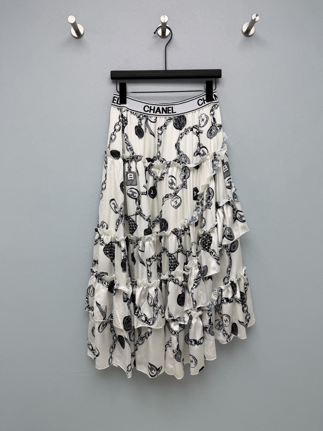 NO:853604,chan*l26's new chain lock printed irregular cake skirt is the brand's iconic black and white classic style, with an elegant and playful French atmosphere.  The skirt is covered with the brand's classic locks, chains, and double-C logo prints. The black and white color scheme is simple and high-end, highly recognizable, and has the brand's unique retro elegance. The layered ruffle cake skirt design has a fluffy and smart and elegant feel.  It is gentle and playful when walking around. It uses thin fabrics with a sense of drape. The upper body is light and does not press the body, and it can also maintain the fluffy shape of the skirt~Single color size 3 SML, Chanel-clothing, chanel, chanel, skirts,19860909chan*l26新款链条锁头印花不规则蛋糕半裙,属于品牌标志性的黑白经典款,自带优雅又俏皮的法式氛围感 裙身布满品牌经典的锁头、链条、双C标识印花,黑白配色简约又高级,辨识度超高,自带品牌独有的复古优雅气质.层层叠叠的荷叶边蛋糕裙摆设计,自带蓬松感和灵动飘逸感,走动间温柔又俏皮采用自带垂坠感的轻薄面料,上身轻盈不压身,同时也能保持裙摆的蓬松造型~单色3码SML,香奈儿-服装,chanel,chanel,skirts,,Women's clothing