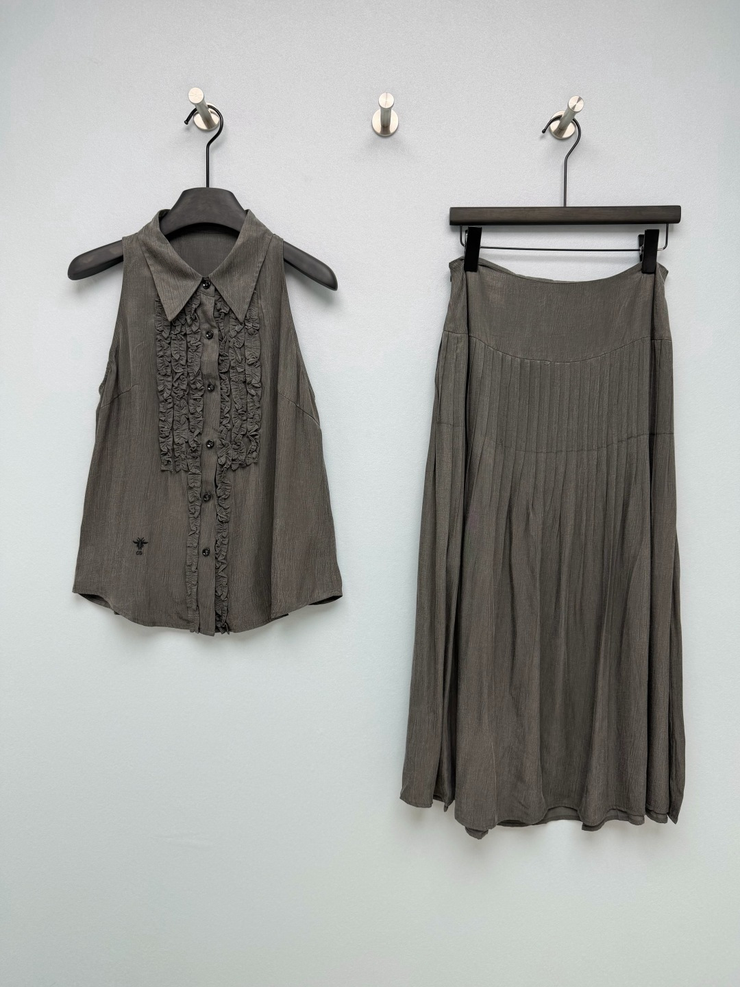 NO:853594,Dio*26's new cupro dark gray tone pleated texture suit, the combination of sleeveless shirt + pleated skirt, has a cool intellectual style, and is the ceiling of relaxed style!  It has a high-end gray tone, which shows great texture regardless of skin color; the fabric has natural pleated texture and a matte matte feel, which is more layered than ordinary fabrics, and the upper body has a relaxed and lazy atmosphere. The lapel + heavy wood ear edge design on the chest, paired with black buttons, break the monotony of the sleeveless shirt, low-key and detailed; the brand embroidered logo on the left inadvertently highlights the brand texture.  The pleated design at the waist can subtly modify the waist and abdomen lines. The large A-line hem has a sense of drape, making it flexible and elegant when walking. It is very friendly to the pear-shaped figure, hides the flesh and makes you look slim. Monochrome size 3 SML, Dior-clothing, dior, dior, skirts, shirts,19860909Dio*26新款铜氨丝深灰调褶皱肌理感套装,无袖衬衫+压褶半裙的组合,自带清冷知识分子风,是松弛感穿搭的天花板！自带高级灰调,不挑肤色还巨显质感；面料自带自然的褶皱肌理,自带哑光雾面感,比普通面料更有层次,上身自带松弛慵懒氛围.翻领+胸前重工木耳边设计,搭配黑色纽扣,打破了无袖衬衫的单调感,低调又有细节；左侧的品牌刺绣logo,在不经意间彰显品牌质感. 腰头压褶设计,能巧妙修饰腰腹线条,A字大摆自带垂坠感,走动间灵动飘逸,对梨形身材超友好,藏肉又显瘦 单色3码SML,迪奥-服装,dior,dior,skirts,shirts,,Women's clothing