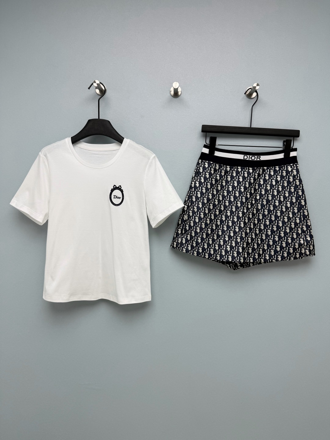 NO:853585,Dio*26 new Oblique series casual suit, round neck T-shirt, presbyopic shorts, the 'ceiling' for lazy people  , a white round-neck T-shirt with the brand's iconic mirror embroidery printed on the chest. It is simple and exquisite. Paired with shorts from the same series, it is a complete lazy suit. The shorts are covered with the brand's classic Oblique jacquard. The waistband is printed with eye-catching letter logos. It is an elastic waist design, taking into account comfort and fit, and also highlights the brand texture in details, making it highly recognizable!  Sold as a set, 2 colors and 3 codes SML, Dior-clothing, dior, dior, shorts, tees, t-shirt,19860909Dio*26新款Oblique 系列休闲套装 圆领T恤老花搭片短裤,懒人穿搭的“天花板” ,白色圆领T恤,胸口印有品牌标志性的镜中刺绣,简约又精致,搭配同系列短裤就是完整的懒人套装,短裤布满品牌经典的Oblique老花提花,腰头织带印有醒目的字母标识,既是松紧腰设计,兼顾舒适度与贴合度,又在细节处彰显品牌质感,辨识度超高！整套出售 2色3码SML,迪奥-服装,dior,dior,shorts,tees，t-shirt,,Women's clothing