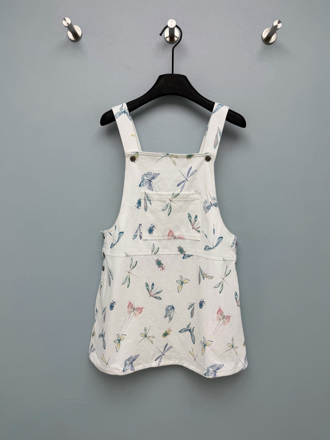 NO:855391,Dio*26 new butterfly and dragonfly print suspender skirt. The body is covered with light blue and pink watercolor style butterfly prints. The brushwork is light and flexible, breaking the toughness of traditional denim. It has a gentle spring atmosphere and is highly recognizable!  The classic square collar + wide shoulder strap design gives it a college-aged look. The A-line shape can also subtly modify the waist, abdomen and hip lines. The shoulder straps and metal buttons on the side are engraved with 'Dio*'  ' logo, the body also has the brand's embroidered logo, and the pocket design takes into account both practicality and style. The details show the brand's texture. Made of crisp and soft white denim fabric, the upper body is stylish but not soft, and has a refreshing and clean texture. Monochrome size 3 SML, Dior-clothing, dior, dior, skirts,19860909Dio*26新款蝴蝶蜻蜓印花背带裙 衣身布满淡蓝、粉调的水彩风蝴蝶印花,笔触轻盈灵动,打破了传统牛仔的硬朗感,自带春日温柔氛围,辨识度超高！经典的方领+宽肩带背带设计,自带学院减龄感,A字版型还能巧妙修饰腰腹和胯部线条 肩带和侧面的金属纽扣上都刻有“Dio* ”标识,衣身也带有品牌刺绣logo,口袋设计兼顾实用性和造型感,细节处尽显品牌质感.采用挺括又柔软的白色牛仔面料,上身有型不软塌,自带清爽干净的质感单色3码SML,迪奥-服装,dior,dior,skirts,,Women's clothing