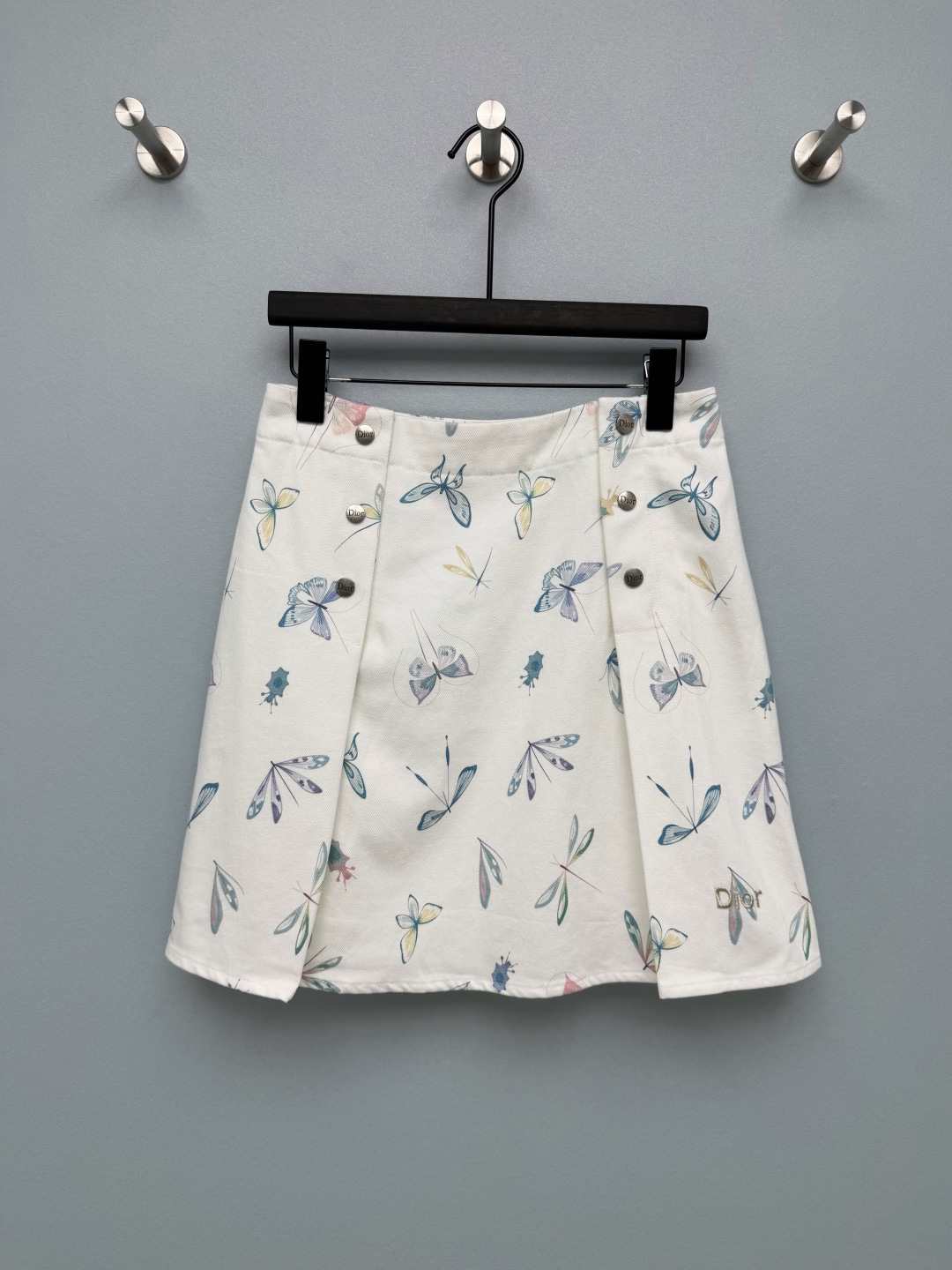 NO:855439,Dio*26 new butterfly and dragonfly print A-line skirt. The body is covered with light blue and pink watercolor style butterfly prints. The brushwork is light and agile, breaking the toughness of traditional denim. It has a gentle spring atmosphere and is highly recognizable!  The classic A-line silhouette can subtly modify the crotch and thigh lines. The metal buttons on the side of the skirt are engraved with the 'Dio*' logo, and the brand embroidered logo is also on the lower right corner. The details highlight the brand texture, low-key and high-end. Made of crisp and soft white denim fabric, the upper body is stylish but not soft, and has a refreshing and clean texture!  Monochrome size 3 SML, Dior-clothing, dior, dior, skirts,19860909Dio*26新款蝴蝶蜻蜓印花A字短裙 衣身布满淡蓝、粉调的水彩风蝴蝶印花,笔触轻盈灵动,打破了传统牛仔的硬朗感,自带春日温柔氛围,辨识度超高！经典A字廓形,能巧妙修饰胯部和大腿线条,裙身侧面的金属纽扣刻有“Dio*”标识,右下角也带有品牌刺绣logo,细节处彰显品牌质感,低调又高级.采用挺括柔软的白色牛仔面料,上身有型不软塌,自带清爽干净的质感！单色3码SML,迪奥-服装,dior,dior,skirts,,Women's clothing