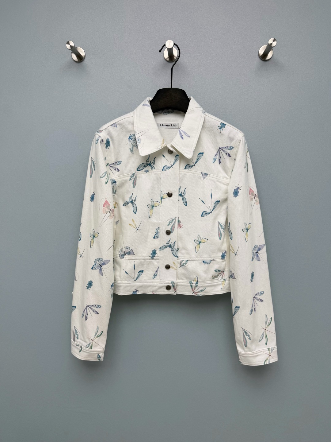 NO:855376,Dio*26 new butterfly and dragonfly print jacket. The body is covered with light blue and pink watercolor butterfly prints. The brushstrokes are light and flexible, breaking the toughness of traditional denim. It has a gentle spring atmosphere and is highly recognizable!  The neat short length + fitted tailoring can optimize body proportions and easily create a high-waisted slimming effect. The metal buttons are engraved with the 'Dio*' logo, and the body is also embroidered with the brand's logo. The pockets are designed with both practicality and style in mind, and the details show the brand's texture. Made of crisp and soft white denim fabric, the upper body is stylish but not slumped, and has a refreshing and clean texture. Monochrome size 3 SML, Dior - Clothing, dior, dior, jackets &  coats,19860909Dio*26新款蝴蝶蜻蜓印花外套 衣身布满淡蓝、粉调的水彩风蝴蝶印花,笔触轻盈灵动,打破了传统牛仔的硬朗感,自带春日温柔氛围,辨识度超高！利落的短款衣长+合身剪裁,能优化身材比例,轻松打造高腰显瘦效果, 金属纽扣上都刻有“Dio* ”标识,衣身也带有品牌刺绣logo,口袋设计兼顾实用性和造型感,细节处尽显品牌质感.采用挺括又柔软的白色牛仔面料,上身有型不软塌,自带清爽干净的质感单色3码SML,迪奥-服装,dior,dior,jackets & coats,,Women's clothing