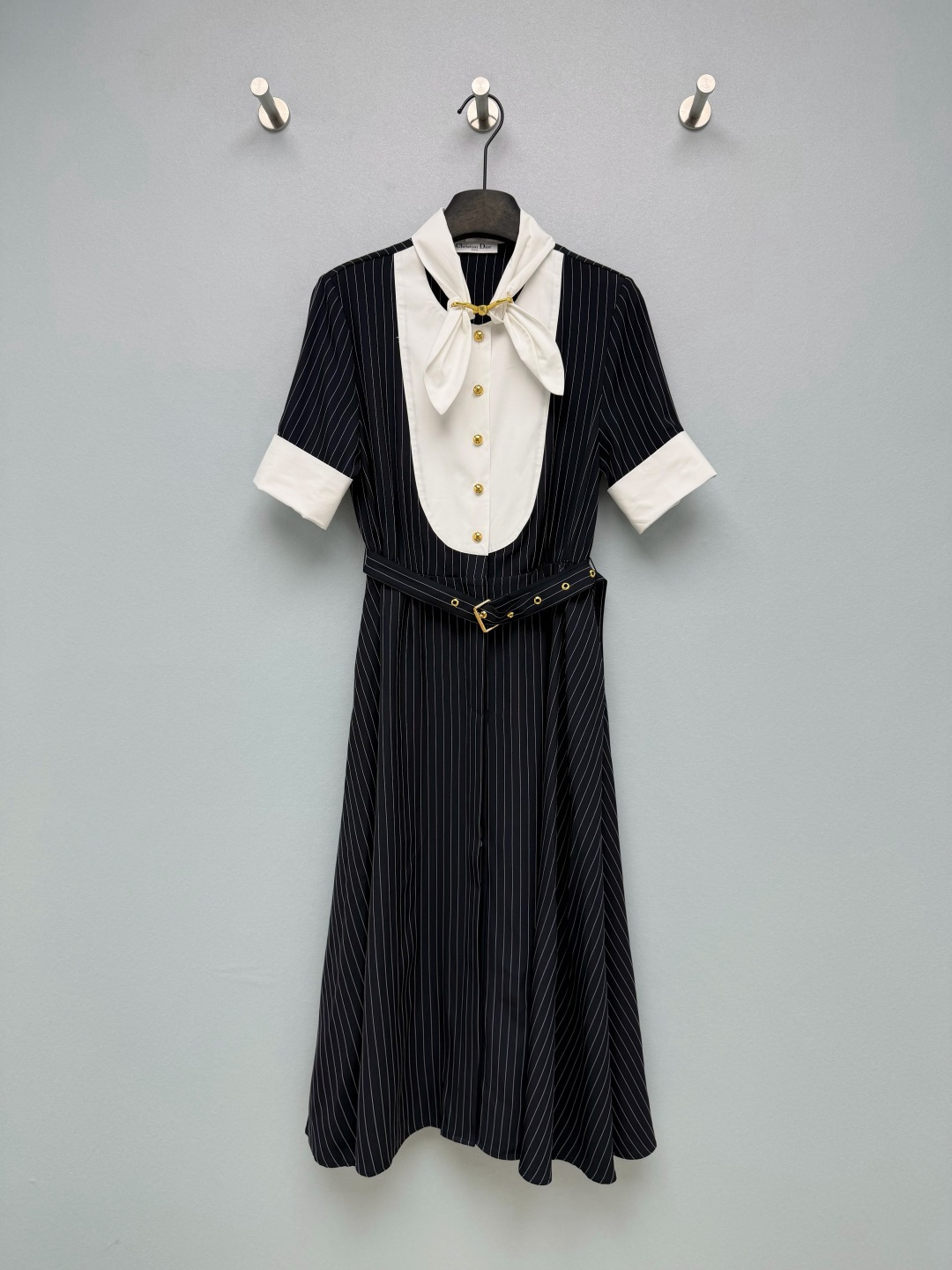 NO:855423,Dio*26 new classic black and white striped + contrasting color splicing dress  Navy blue pinstripes paired with white placket and cuffs restore the elegance of retro uniforms and bring a sophisticated and sophisticated temperament. At the same time, the contrasting color design also breaks the monotony of pure stripes. The gold buttons and belt buckles are engraved with the brand logo, and the metal ring bow design on the collar is the finishing touch, low-key  It is also gorgeous, and the details show the brand texture. It comes with a belt of the same color, which can be freely adjusted for elasticity and easily outlines the waistline. It is paired with a large A-line skirt, which can not only modify the waist, abdomen and hip lines, but also create elegant proportions. It has a retro and elegant atmosphere. It is suitable for commuting, dating, and formal occasions!  Monochrome size 3 SML, Dior-clothing, dior, dior, skirts,19860909Dio*26新款经典黑白条纹+撞色拼接连衣裙 藏青细条纹搭配白色门襟与袖口,还原了复古制服的优雅感,自带干练高级的气质,同时撞色设计也打破了纯条纹的单调感.金色纽扣和腰带扣上都刻有品牌标识,领口的金属环蝴蝶结设计更是点睛之笔,低调又华丽,细节处尽显品牌质感.自带同色系腰带,可自由调节松紧,轻松勾勒腰线,搭配A字大裙摆,既能修饰腰腹和胯部线条,又能打造优雅的比例,自带复古优雅的氛围,通勤、约会、正式场合穿都很合适！单色3码SML,迪奥-服装,dior,dior,skirts,,Women's clothing