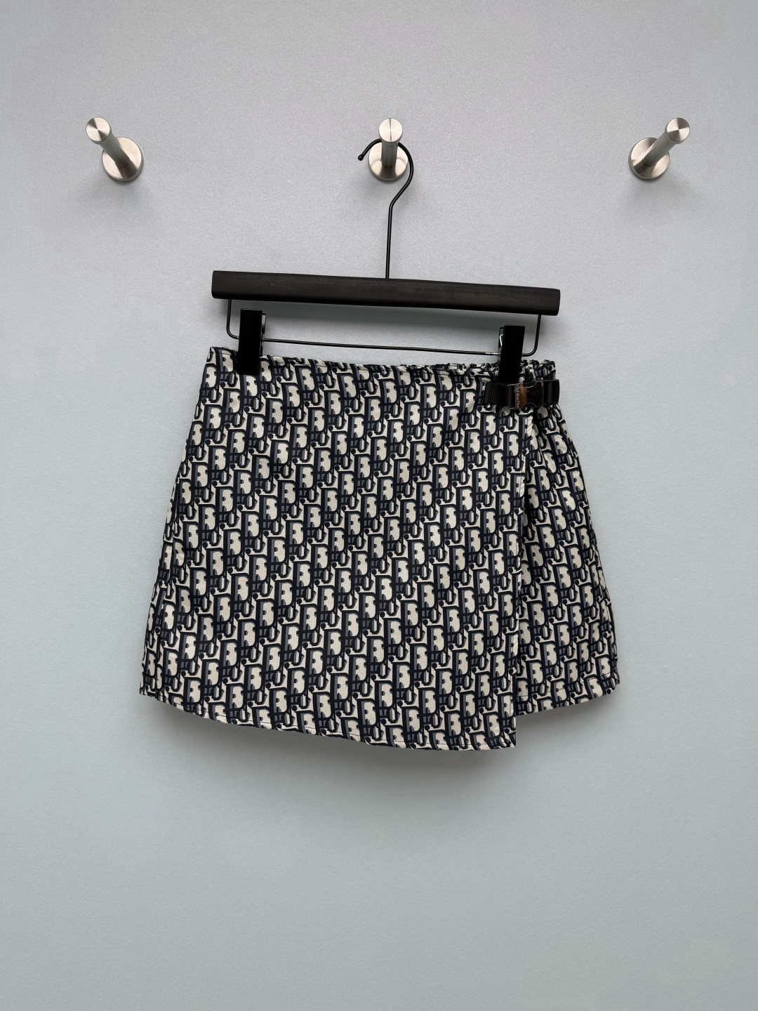 NO:855406,Dio*26 new patterned jacquard shorts skirt. The whole body is made of Dio* Oblique jacquard pattern, which has its own brand recognition. It highlights the light luxury texture in a low-key manner and full of retro atmosphere. Designed for dual use of skirts and pants.  The outer layer is an A-line skirt style, and the inner layer is paired with shorts lining, which not only has the gentleness of a skirt, but also avoids the embarrassment of exposure, and is full of practicality. The webbing + metal buckle design on the side adds a cool feel to workwear, breaks the monotony of denim items, and the waistline can be fine-tuned. The adaptability is extremely high, and can create a variety of styles such as American retro, sweet-cool hottie, light and mature commuting~  Monochrome size 3 SML, Dior-clothing, dior, dior, skirts, shorts,19860909Dio*26新款老花搭片提花短裤裙 衣身满幅的Dio* Oblique老花提花,自带品牌辨识度,低调中彰显轻奢质感,复古氛围感拉满.裙裤两用设计 外层是A字短裙版型,内层搭配短裤内衬,既拥有半裙的温柔感,又避免了走光尴尬,实用性拉满.侧边的织带+金属插扣设计,增添了工装酷感,打破了牛仔单品的单调感,同时可微调腰围.适配度极高,可打造美式复古、甜酷辣妹、轻熟通勤等多种风格~ 单色3码SML,迪奥-服装,dior,dior,skirts,shorts,,Women's clothing