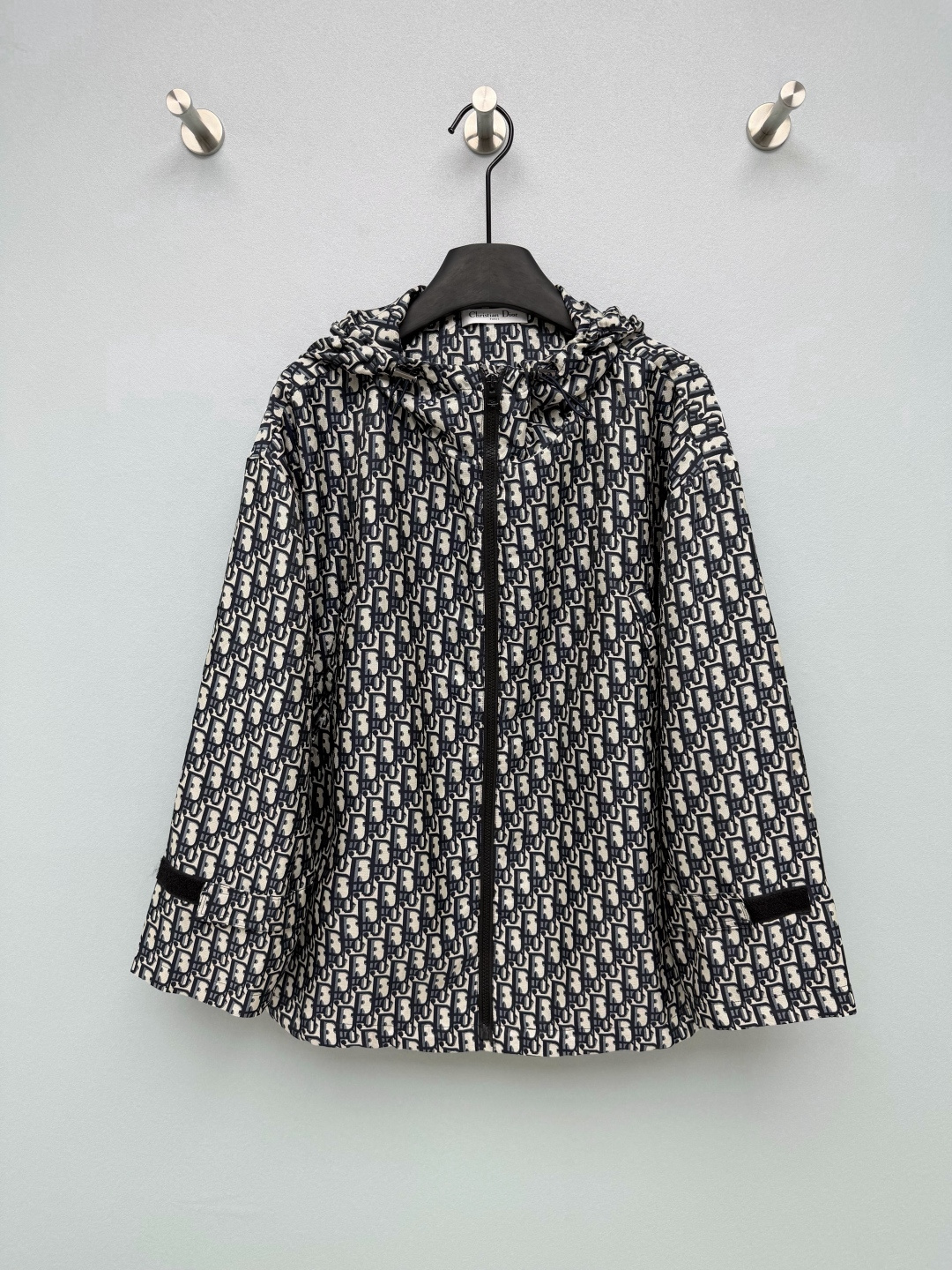 NO:855407,Dio*26 new jacquard hooded jacket. The whole body is made of Dio* Oblique jacquard, which has its own brand recognition. It highlights the light luxury texture in a low-key manner and full of retro atmosphere.  The off-white background color is paired with navy blue presbyopia, which has a retro and high-end texture. It is highly recognizable and is a classic design of the brand. The more you look at it, the more it tastes. The hooded drawstring design takes into account windproofness and styling. The full zipper opening and closing is easy to put on and take off. With a loose silhouette, the upper body has a relaxed and lazy atmosphere. The cuffs are designed with Velcro adjustment, which can be adjusted freely, taking into account the windproof effect and wearing comfort. The details are thoughtful ~ Single color code SML  (0,Dior-clothing,dior,dior,jackets & coats,hats,19860909Dio*26新款提花连帽外套 衣身满幅的Dio* Oblique老花提花,自带品牌辨识度,低调中彰显轻奢质感,复古氛围感拉满 米白底色搭配藏青老花,自带复古高级的质感,辨识度超高,是品牌的经典设计,越看越有味道.连帽抽绳设计兼顾了防风与造型感,全拉链开合穿脱方便,搭配宽松的廓形,上身自带松弛慵懒的氛围 袖口采用魔术贴调节设计,可自由调节松紧,兼顾防风效果与穿着舒适度,细节处尽显贴心~ 单色码SML (0,迪奥-服装,dior,dior,jackets & coats,hats,,Women's clothing