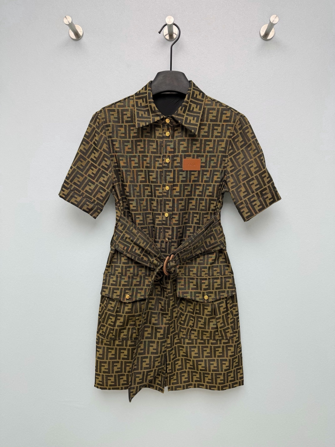NO:855390,Fend*26 new classic FF presbyopic waisted shirt skirt, with its own high-end and versatile attributes, is an 'evergreen style' in the wardrobe. The skirt is covered with the brand's classic double F presbyopia jacquard, with a dark brown background and light brown presbyopia. It has a retro and high-end texture and is highly recognizable. It is the brand's iconic design, classic and attractive. It comes with a woven belt of the same fabric, which can be freely adjusted for tightness and easily outlines the waistline.  The gold buttons on the placket, cuffs and pockets are all printed with the brand logo, and the brown leather Fendi label on the chest is the finishing touch. It is low-key and gorgeous, and the details show the brand texture. Retro light and luxurious versatile ceiling. Monochrome size 3 SML, Fendi-clothing, fendi, fendi, skirts, shirts,19860909Fend*26新款经典FF老花收腰衬衫裙,自带高级又百搭的属性,是衣柜里的“常青款”.裙身布满品牌经典的双F老花提花,深棕底色搭配浅棕老花,自带复古高级的质感,辨识度超高,是品牌的标志性设计,经典又耐看 自带同面料编织腰带,可自由调节松紧,轻松勾勒腰线 门襟、袖口和口袋上的金色纽扣都印有品牌标识,胸口的棕色皮革Fendi标签更是点睛之笔,低调又华丽,细节处尽显品牌质感 复古轻奢的百搭天花板 单色3码SML,芬迪-服装,fendi,fendi,skirts,shirts,,Women's clothing