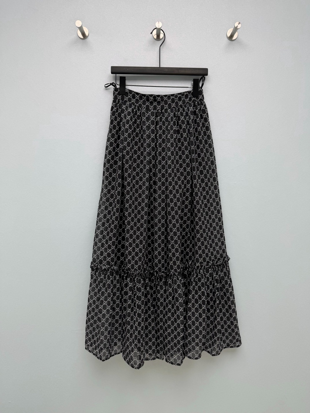 NO:855366,GUCC*26 Double G presbyopic pattern skirt. The color scheme of black with white stripes is simple and high-end. It is highly recognizable and has a retro and luxurious texture. The more you look at it, the more it tastes.  Taking both comfort and fit into consideration, the ruffled splicing design of the skirt has a sense of smartness and elegance, making it gentle and elegant when walking, and can also cleverly modify the lines of the crotch and legs. It continues the brand's iconic double G presbyopia pattern, and the color scheme of black and white stripes is simple and advanced. When paired with the same series of shirts, it creates a complete retro look. It is also recognizable when worn alone. ~ Monochrome 3-code SML, Gucci-clothing, gucci, gucci, skirts, shirts,19860909GUCC*26双G老花图案半裙 黑底白纹的配色简约又高级,辨识度超高,带复古奢华的质感,越看越有味道 兼顾了穿着舒适度与贴合度,裙摆的荷叶边拼接设计,自带灵动飘逸感,走动间温柔又优雅,还能巧妙修饰胯部和腿部线条.延续了品牌标志性的双G老花图案,黑底白纹的配色简约又高级,和同系列衬衫搭配就是完整的复古造型,单穿也自带辨识度.~单色3码SML,古驰-服装,gucci,gucci,skirts,shirts,,Women's clothing