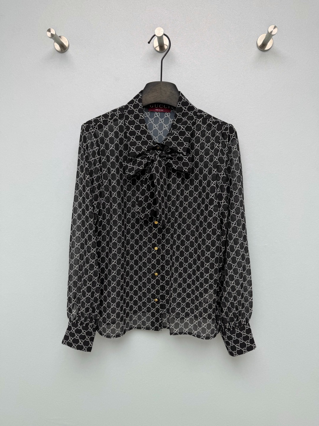 NO:855374,GUCC*26 Double G presbyopic pattern shirt top. The color scheme of black background and white pattern is simple and high-end. It is highly recognizable and has a retro and luxurious texture. The more you look at it, the more you look at it. Lapel + placket button detachable collar ribbon  The shirt-style design has a smart and elegant temperament. It is matched with golden GG buttons. The exquisite and gorgeous details are the finishing touch. It can not only emphasize the waistline, but also highlight the brand texture in the details. Monochrome 3 size SML, Gucci-clothing, gucci, gucci, shirts,19860909GUCC*26双G老花图案衬衫上衣 黑底白纹的配色简约又高级,辨识度超高,带复古奢华的质感,越看越有味道.翻领+门襟排扣拆卸领口飘带 的衬衫式设计,自带干练优雅的气质,搭配金色GG纽扣,细节精致又华丽更是点睛之笔,既能强调腰线,又在细节处彰显品牌质感.单色3码SML,古驰-服装,gucci,gucci,shirts,,Women's clothing
