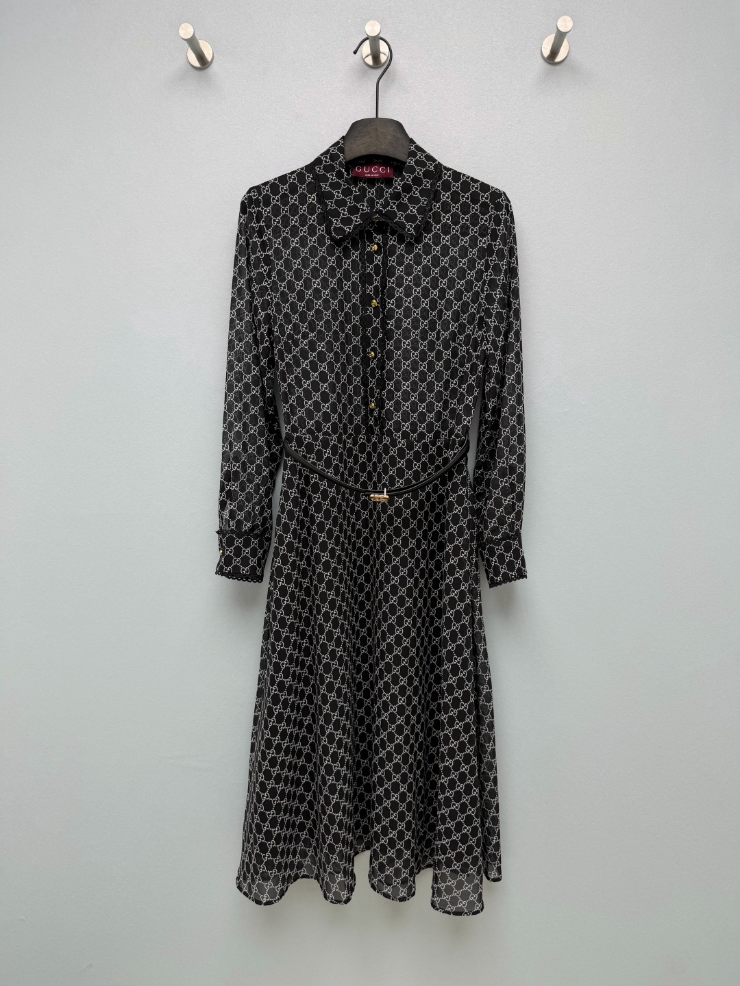 NO:855353,GUCC*26 Double G presbyopic pattern shirt dress  The color scheme of black with white lines is simple and high-end, highly recognizable, and has a retro and luxurious texture. The more you look at it, the more you look at it. The shirt-style design with lapels and placket buttons has a smart and elegant temperament. It is paired with a customized waist design to easily outline the waistline. The lace on the placket and cuffs is matched with gold  GG buttons, the details are exquisite and gorgeous; the GG metal buckle belt of the same series is the finishing touch, which can not only emphasize the waistline, but also show the brand texture in the details. Monochrome 3 size SML, Gucci-clothing, gucci, gucci, skirts, shirts,19860909GUCC*26双G老花图案衬衫连衣裙 黑底白纹的配色简约又高级,辨识度超高,带复古奢华的质感,越看越有味道.翻领+门襟排扣的衬衫式设计,自带干练优雅的气质,搭配定制收腰设计,轻松勾勒腰线,门襟和袖口的蕾丝花边,搭配金色GG纽扣,细节精致又华丽；同系列GG金属扣腰带,更是点睛之笔,既能强调腰线,又在细节处彰显品牌质感.单色3码SML,古驰-服装,gucci,gucci,skirts,shirts,,Women's clothing