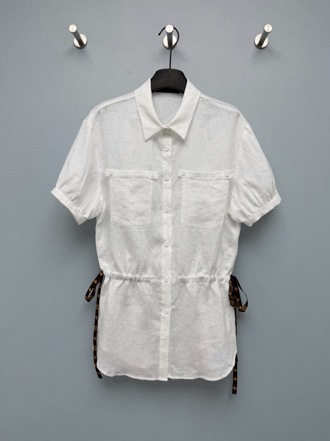 NO:855304,Louis Vuitto*26 new linen waist shirt skirt  Natural linen fabric, with breathable texture, paired with a Monogram presbyopic drawstring belt, perfectly blends a simple white shirt with the brand's classic elements. It is low-key and full of recognition, and the upper body has a relaxed and elegant feel. Classic lapel + single-breasted design, short-sleeved puff sleeve design, playful and age-reducing; waist Mo  The nogram drawstring design can freely adjust the tightness, easily outline the waistline, and optimize the body proportions. The loose version is not flattering and is friendly to fat and pear-shaped figures. The chest pocket has an embroidered letter logo, which low-key highlights the brand identity; the Monogram presbyopic drawstring belt is full of details.  Whether it’s for daily outings or dates, you can hold it, and it’s super practical!  Solid color size 3 SML,Louis Vuitton-clothing,louis vuitton,louis vuitton,skirts,shirts,T-shirt,19860909Louis Vuitto*26新款亚麻收腰衬衫裙 天然亚麻面料,自带透气肌理感,搭配Monogram老花抽绳腰带,把简约白衬衫和品牌经典元素完美融合,低调又充满辨识度,上身自带松弛贵气感.经典翻领+单排扣设计,短袖泡泡袖设计俏皮减龄；腰部Monogram抽绳设计,可自由调节松紧,轻松勾勒腰线,优化身材比例,宽松版型不挑身材,对微胖、梨形身材都很友好.胸前口袋带有字母刺绣标识,低调彰显品牌身份；Monogram老花抽绳腰带,细节感拉满 不管是日常出街还是约会都能hold住,实用性超强！单色3码SML,路易威登-服装,louis vuitton,louis vuitton,skirts,shirts,T-shirt,,Women's clothing